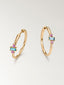 Pendientes de aro medianos de plata 925 bañada en oro amarillo de 18K con rodolitas rosas y topacios azul sky