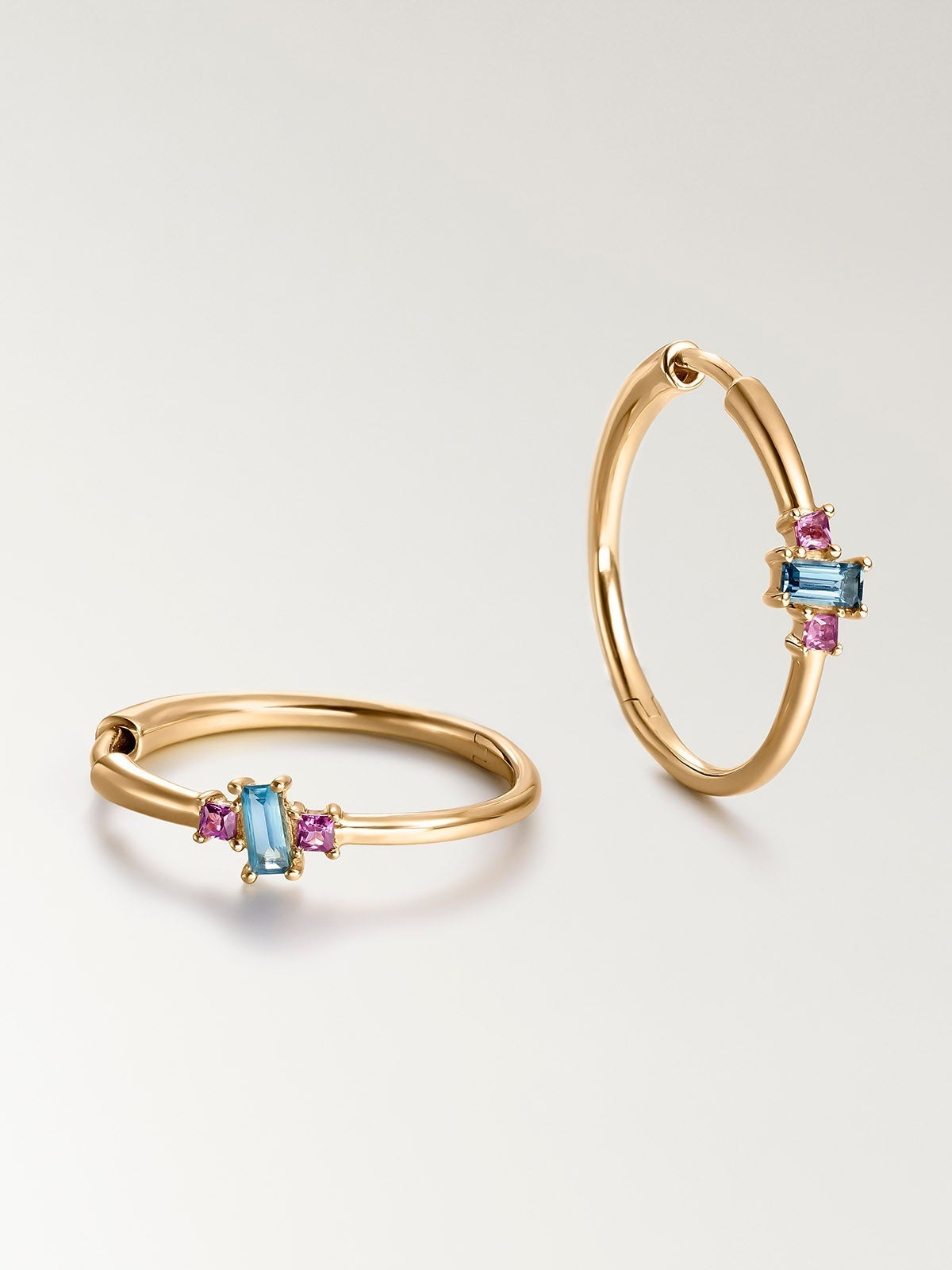 Pendientes de aro medianos de plata 925 bañada en oro amarillo de 18K con rodolitas rosas y topacios azul sky