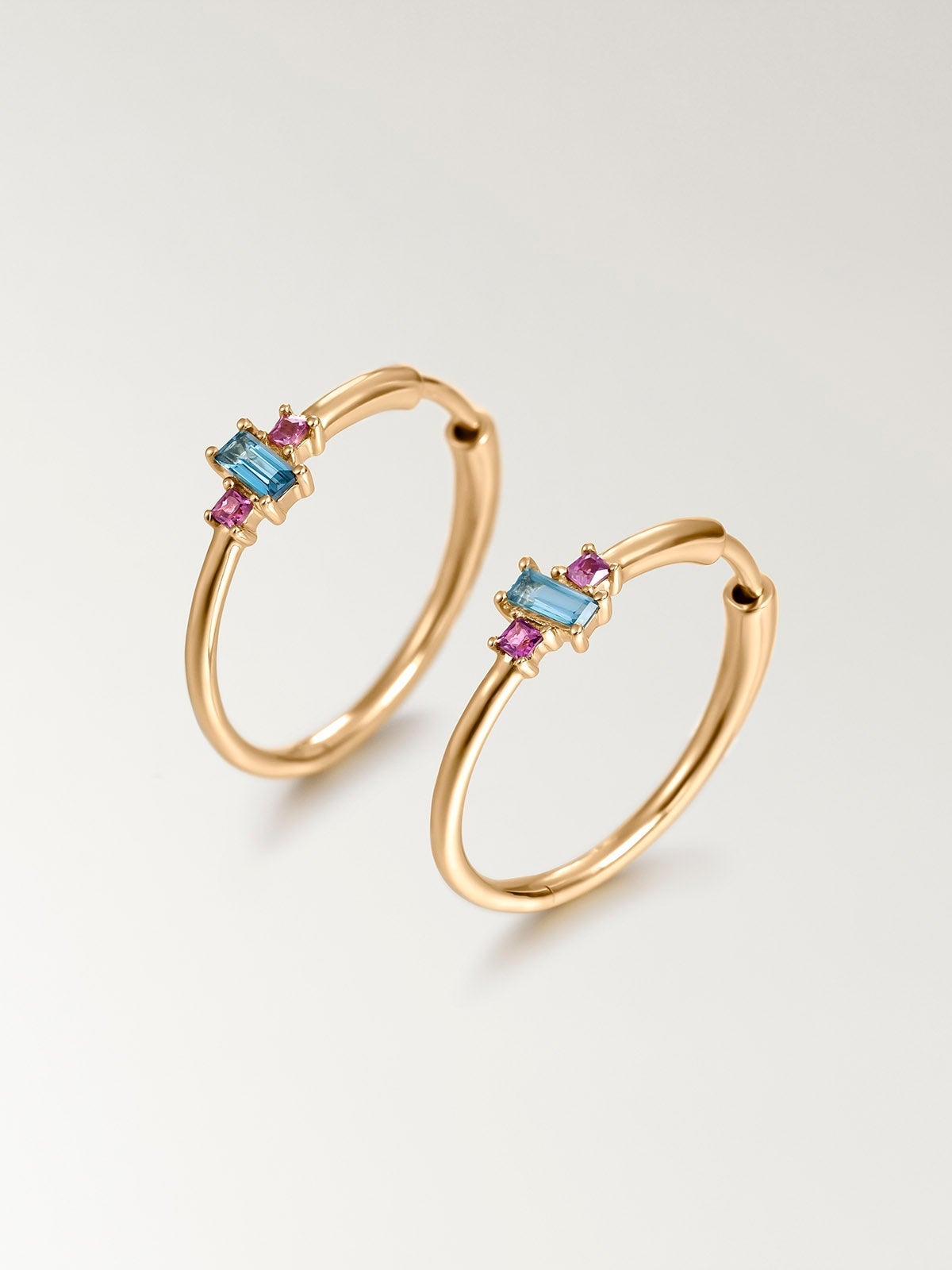 Pendientes de aro medianos de plata 925 bañada en oro amarillo de 18K con rodolitas rosas y topacios azul sky