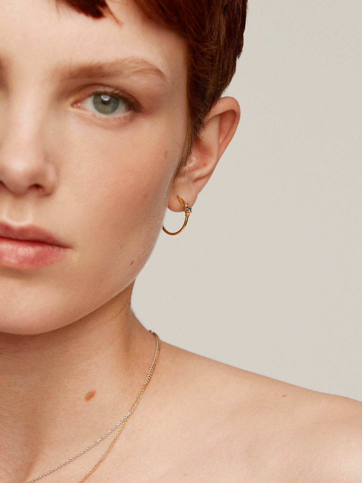 Pendientes de aro medianos de plata 925 bañada en oro amarillo de 18K con rodolitas rosas y topacios azul sky