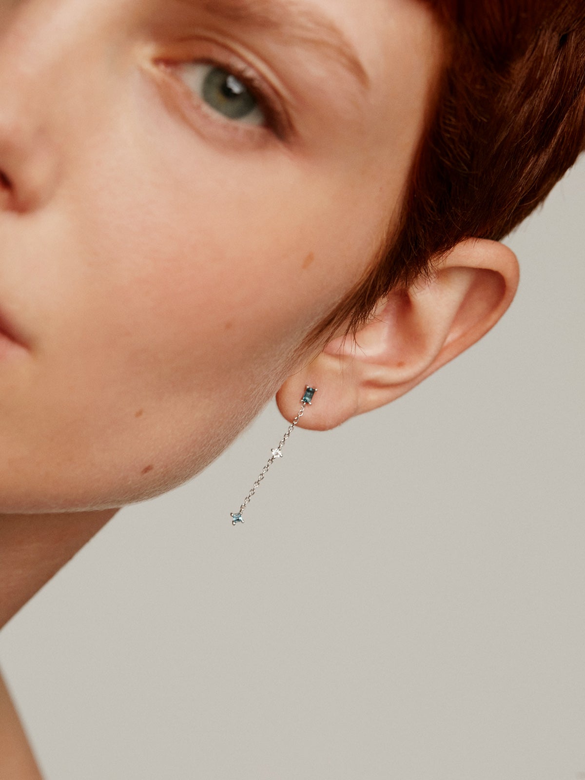 Pendientes largos de cadena de plata 925 con topacios azules y blancos