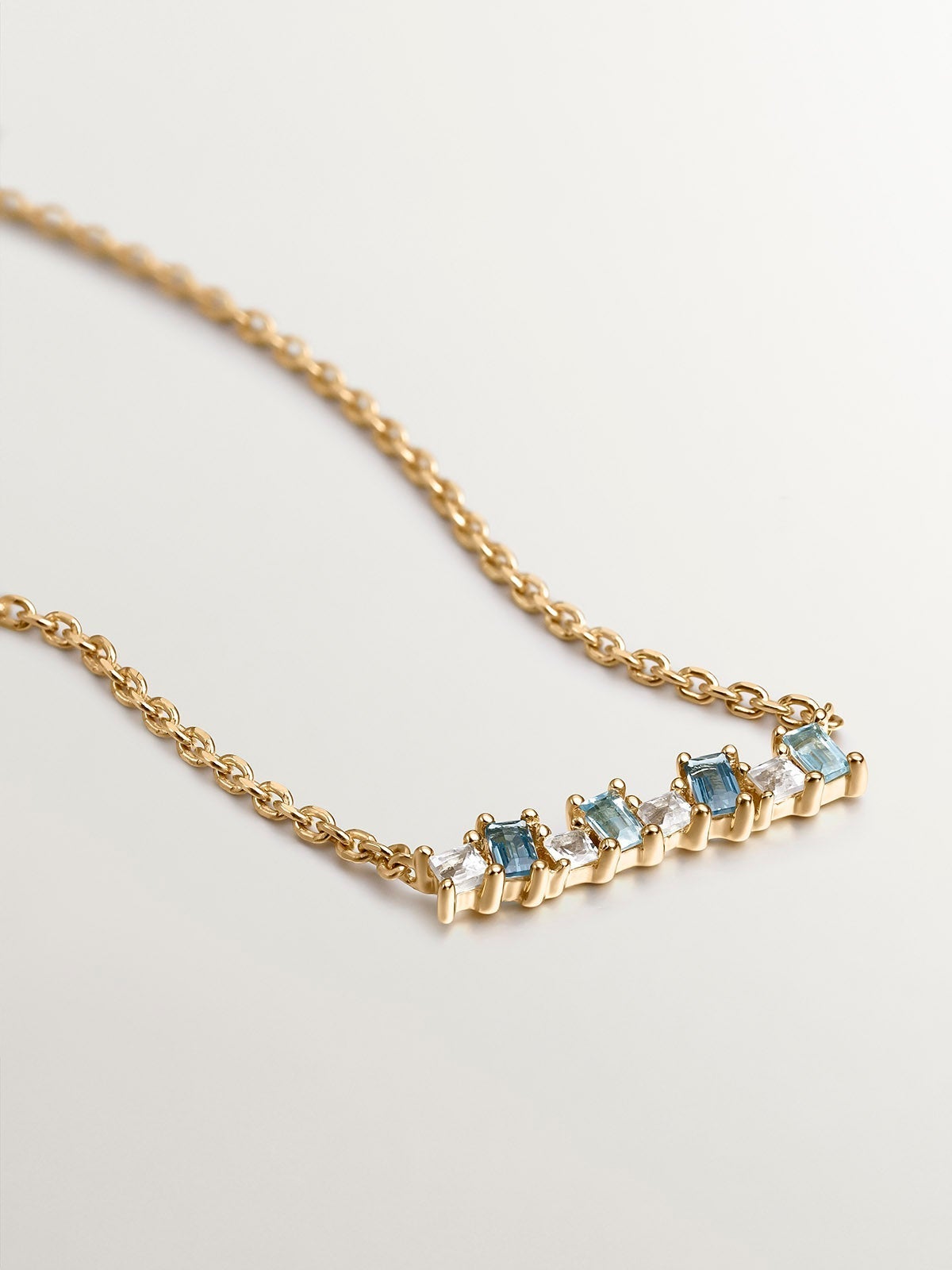 Colgante de plata 925 bañada en oro amarillo de 18K con topacios azules y blancos