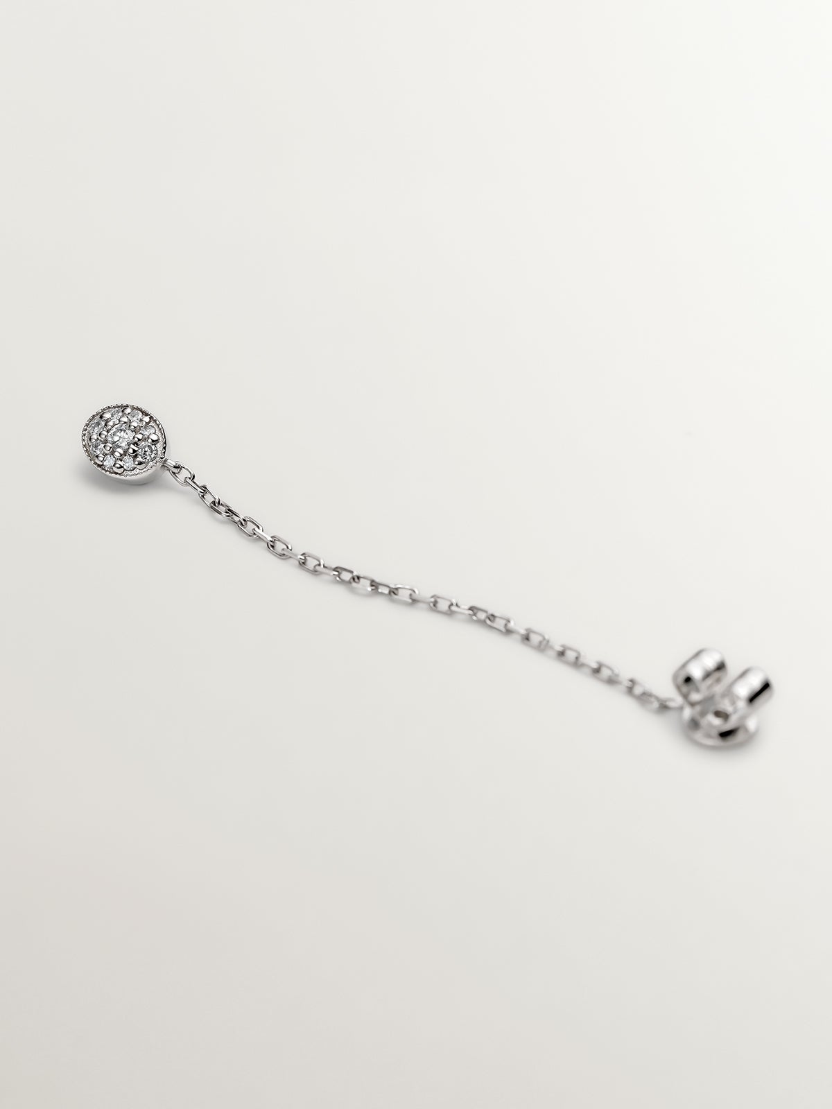 Pendiente individual de oro blanco de 18K con cadena y diamantes