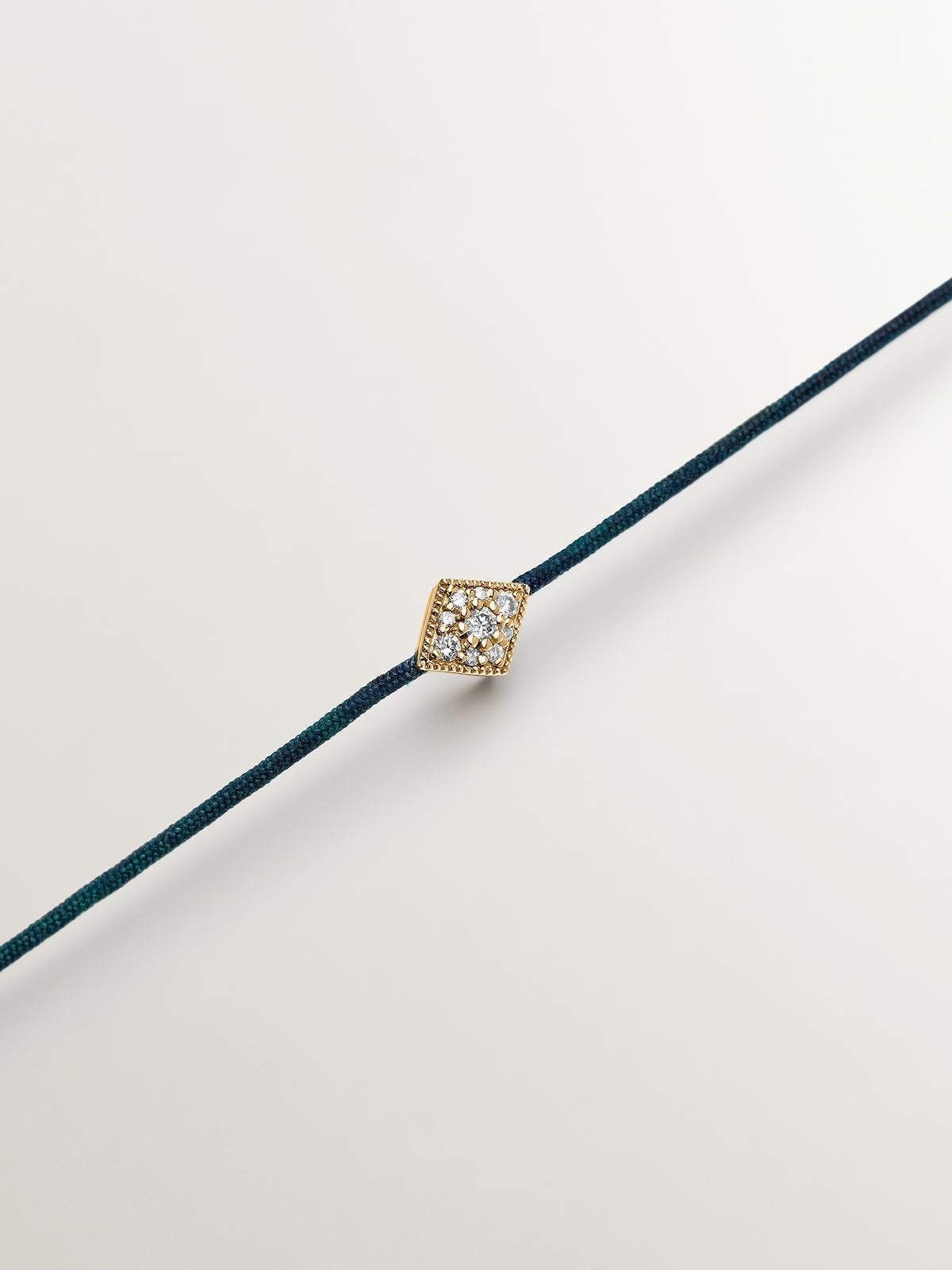 Collar de hilo y oro amarillo de 18K con diamantes