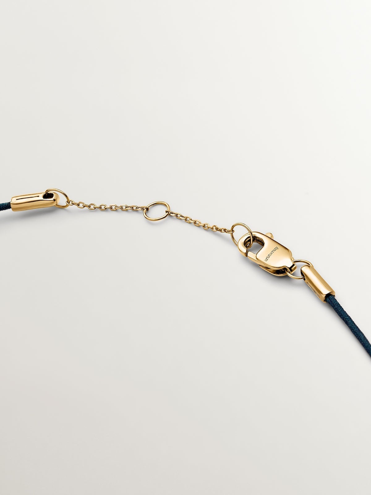 Collar de hilo y oro amarillo de 18K con diamantes