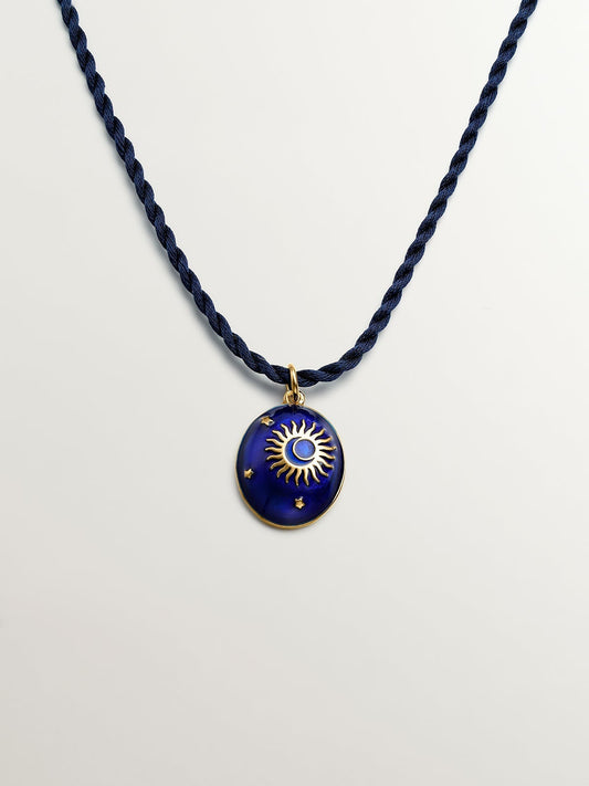 Collar de plata bañada en oro con esmalte azul y motivo de sol y estrellas