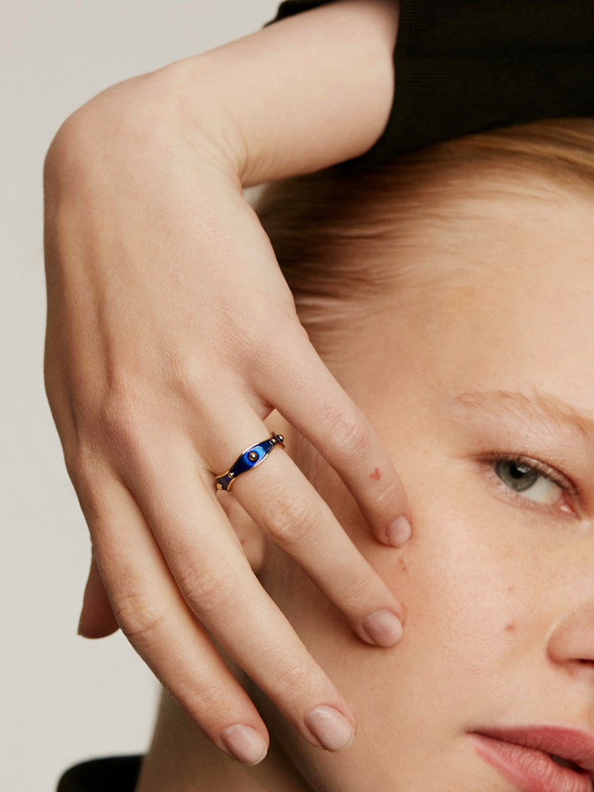 Anillo de Plata Bañada en Oro de 18kt con Esmalte Azul de la Colección RUSH