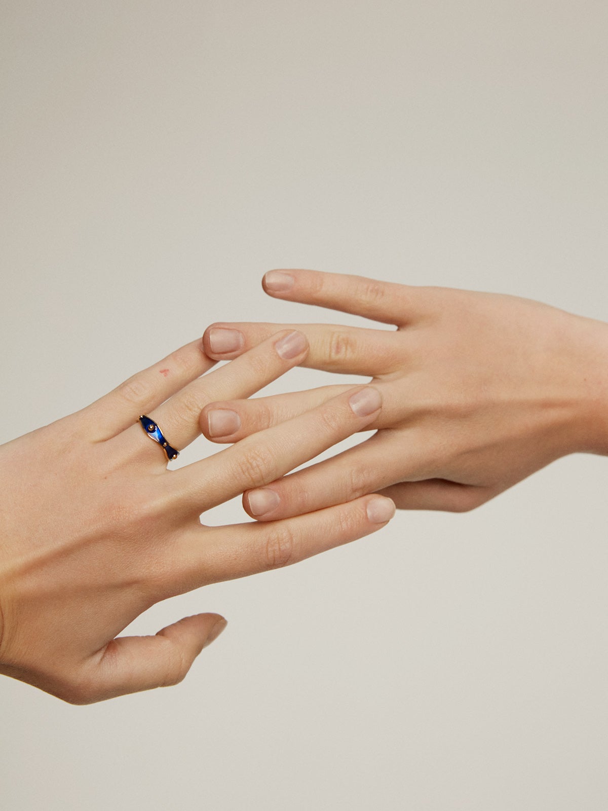 Anillo de Plata Bañada en Oro de 18kt con Esmalte Azul de la Colección RUSH