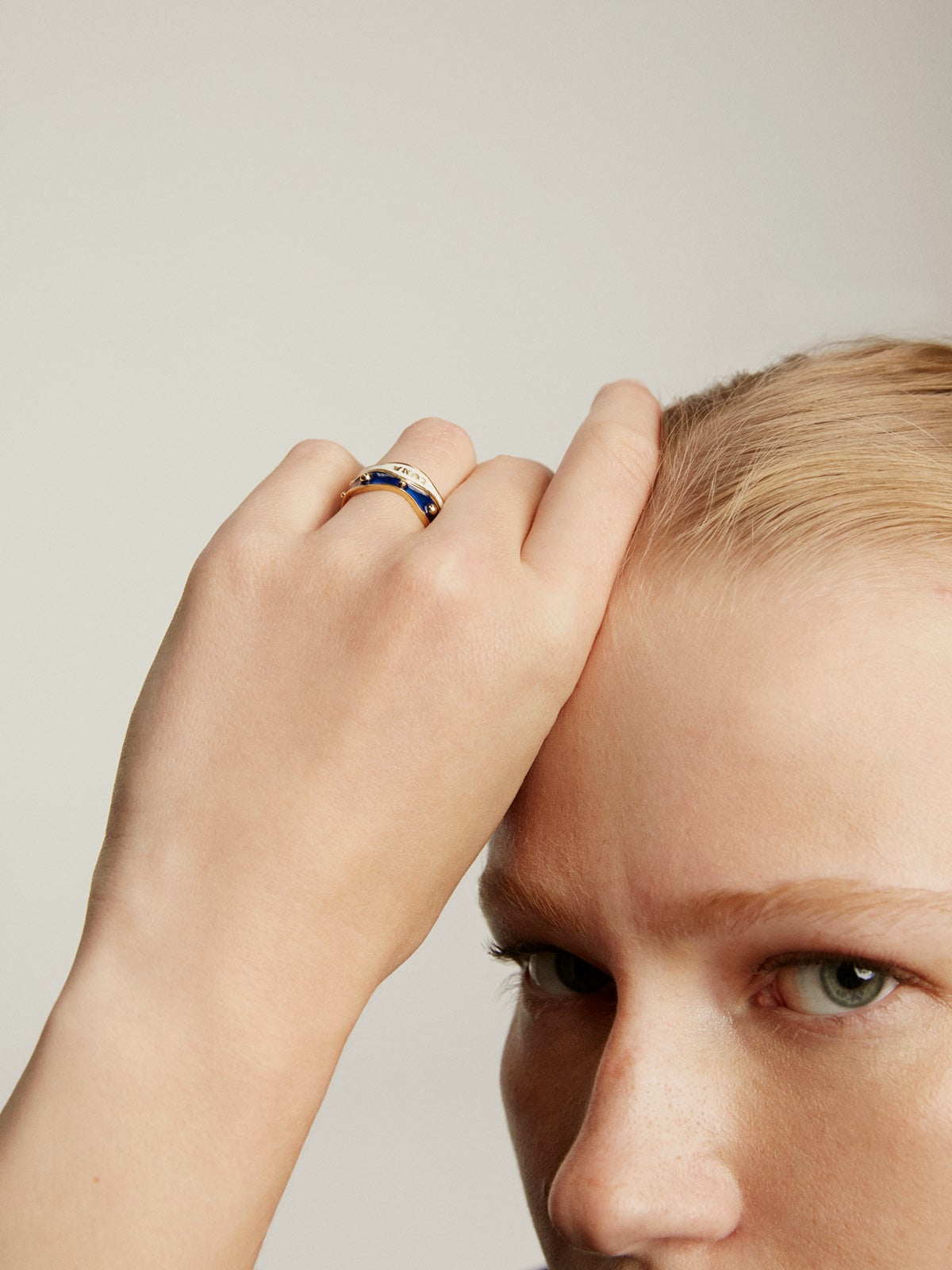 Anillo de Plata Bañada en Oro de 18kt con Esmalte Azul de la Colección RUSH