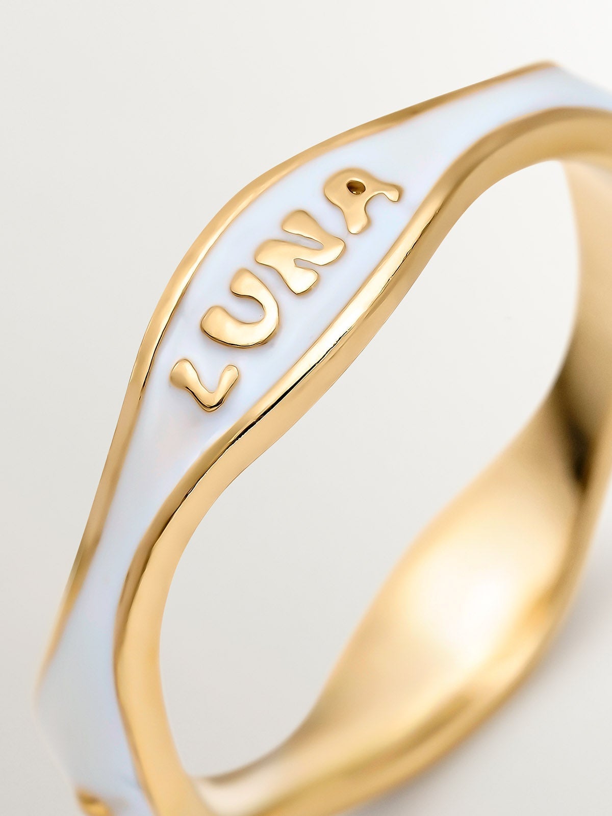 Anillo de Plata Bañada en Oro de 18kt con Esmalte Blanco de la Colección RUSH