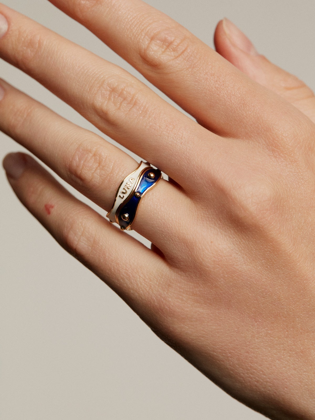 Anillo de Plata Bañada en Oro de 18kt con Esmalte Blanco de la Colección RUSH