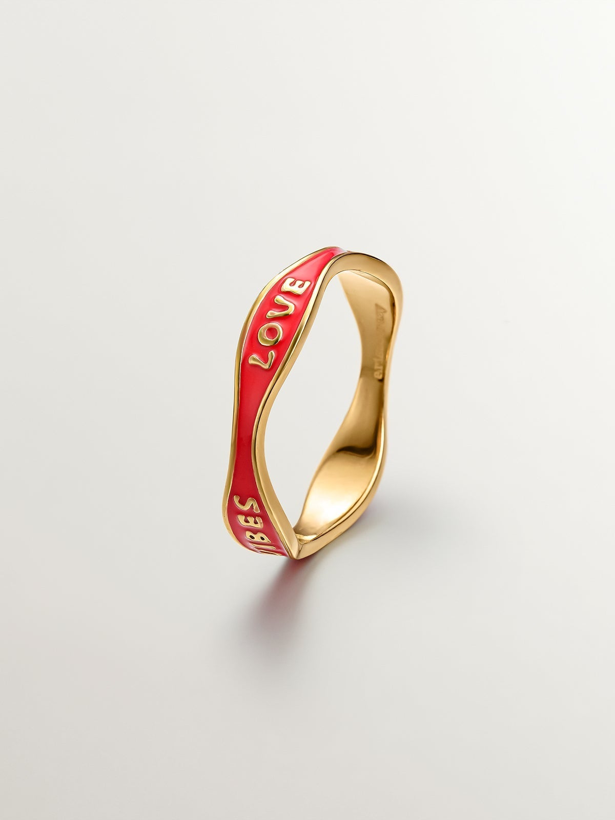 Anillo de plata bañada en oro de 18kt con esmalte rojo