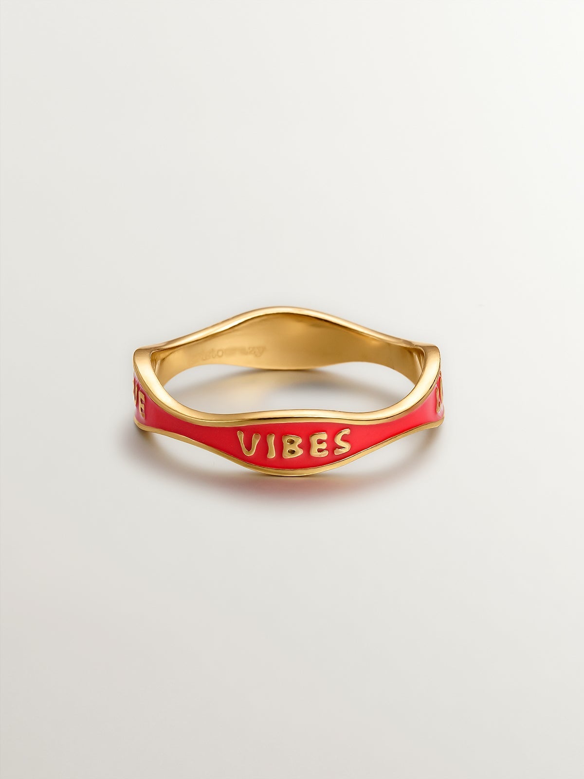 Anillo de plata bañada en oro de 18kt con esmalte rojo