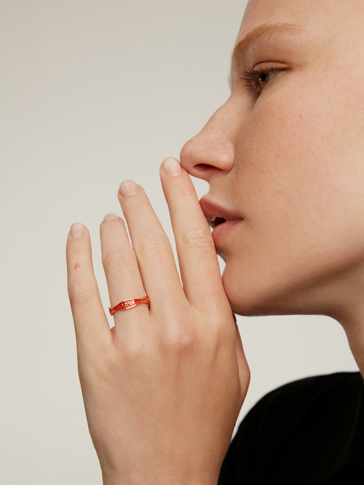 Anillo de plata bañada en oro de 18kt con esmalte rojo