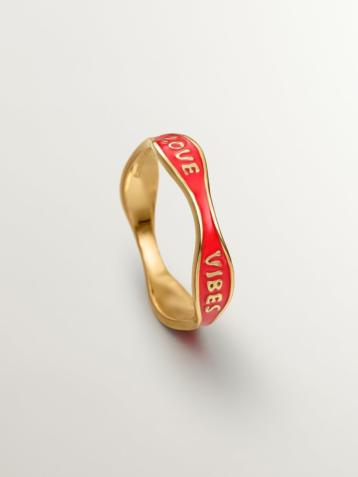 Anillo de plata bañada en oro de 18kt con esmalte rojo