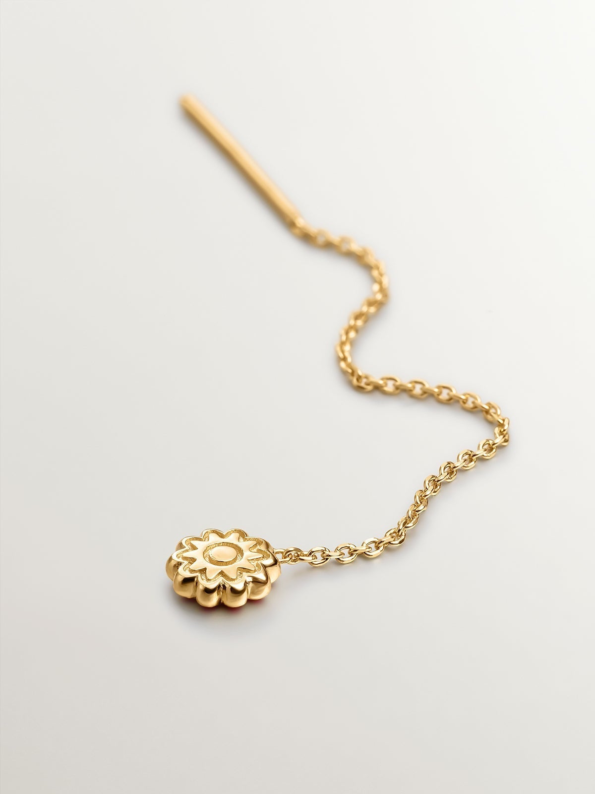 Pendiente único fabricado en plata recubierta de oro de 18kt con esmalte multicolor de la Colección RUSH