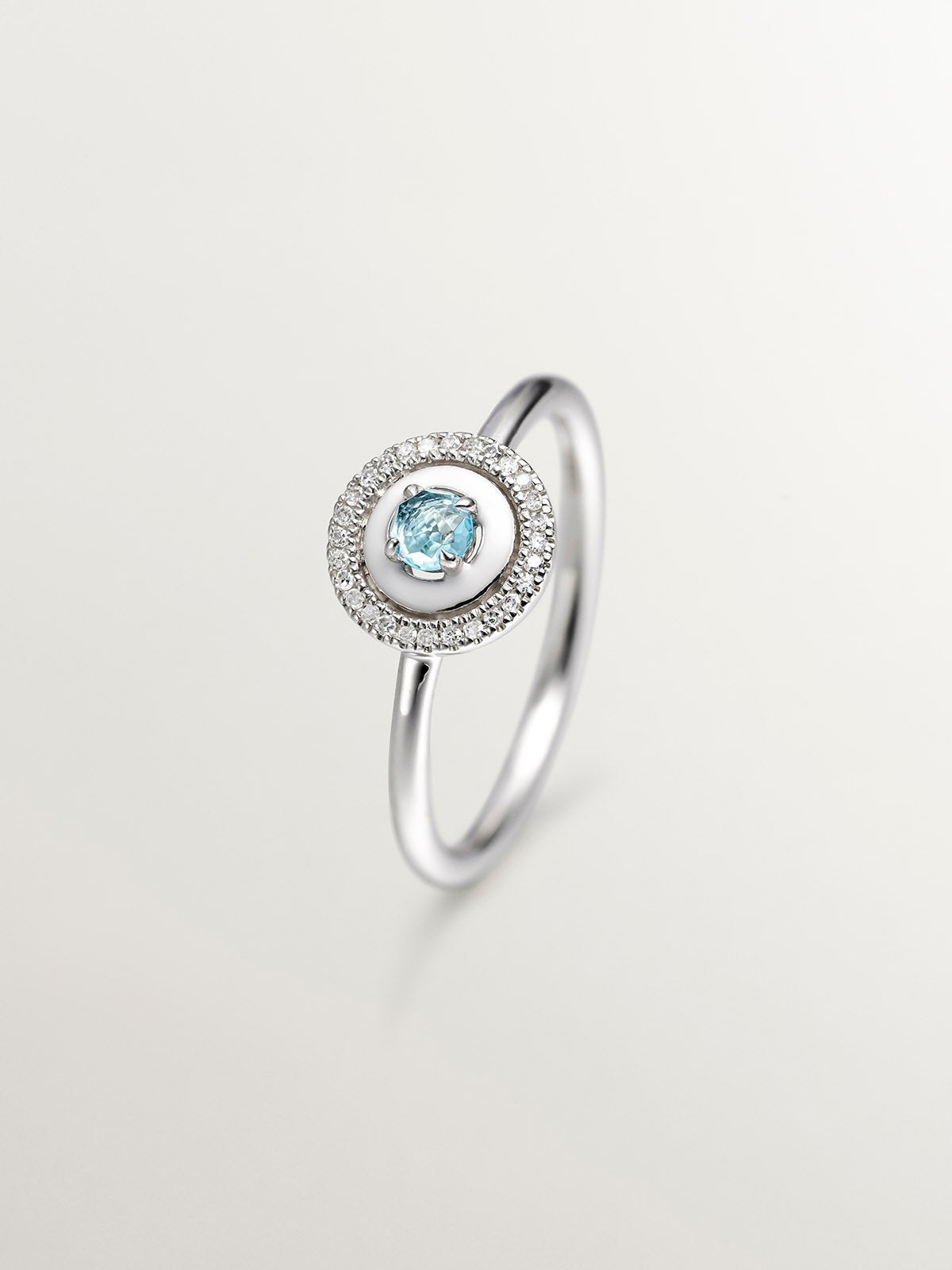 Anillo de plata 925 con topacio azul swiss, diamantes blancos y esmalte blanco