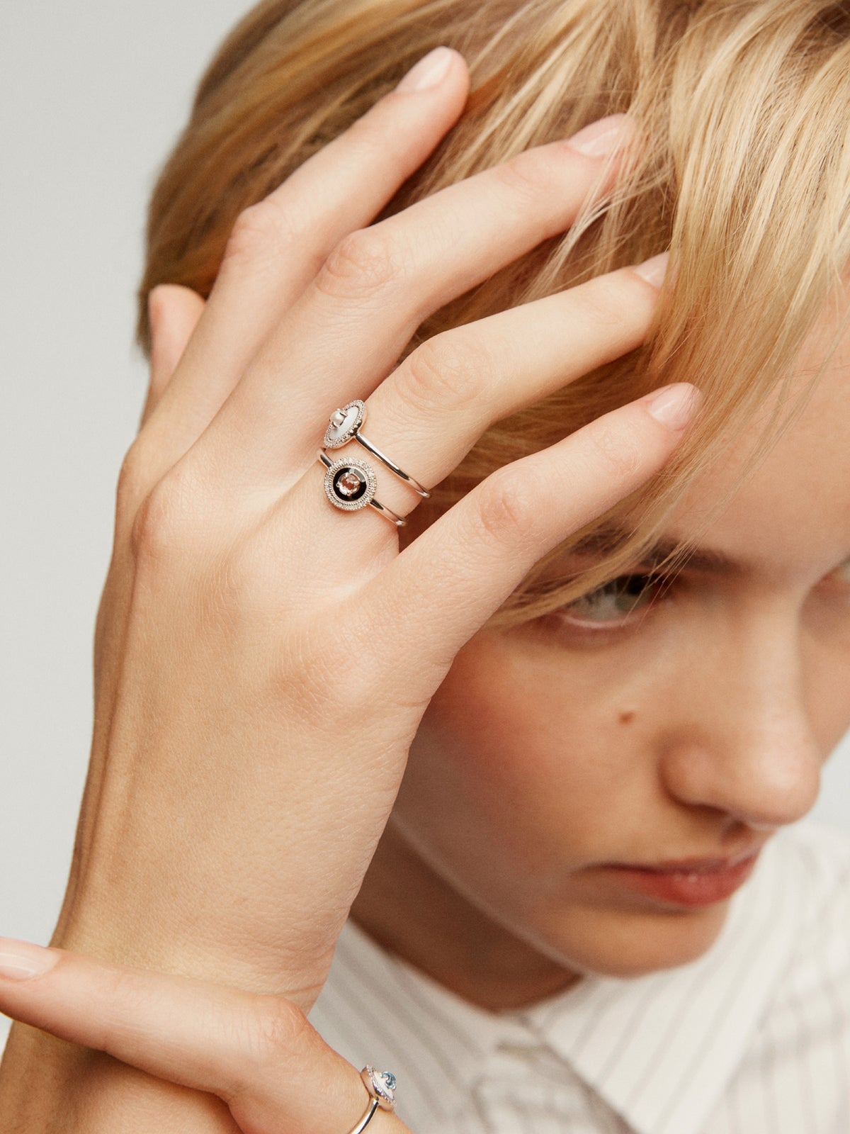 Anillo de plata 925 con topacio blanco, diamantes blancos y esmalte negro