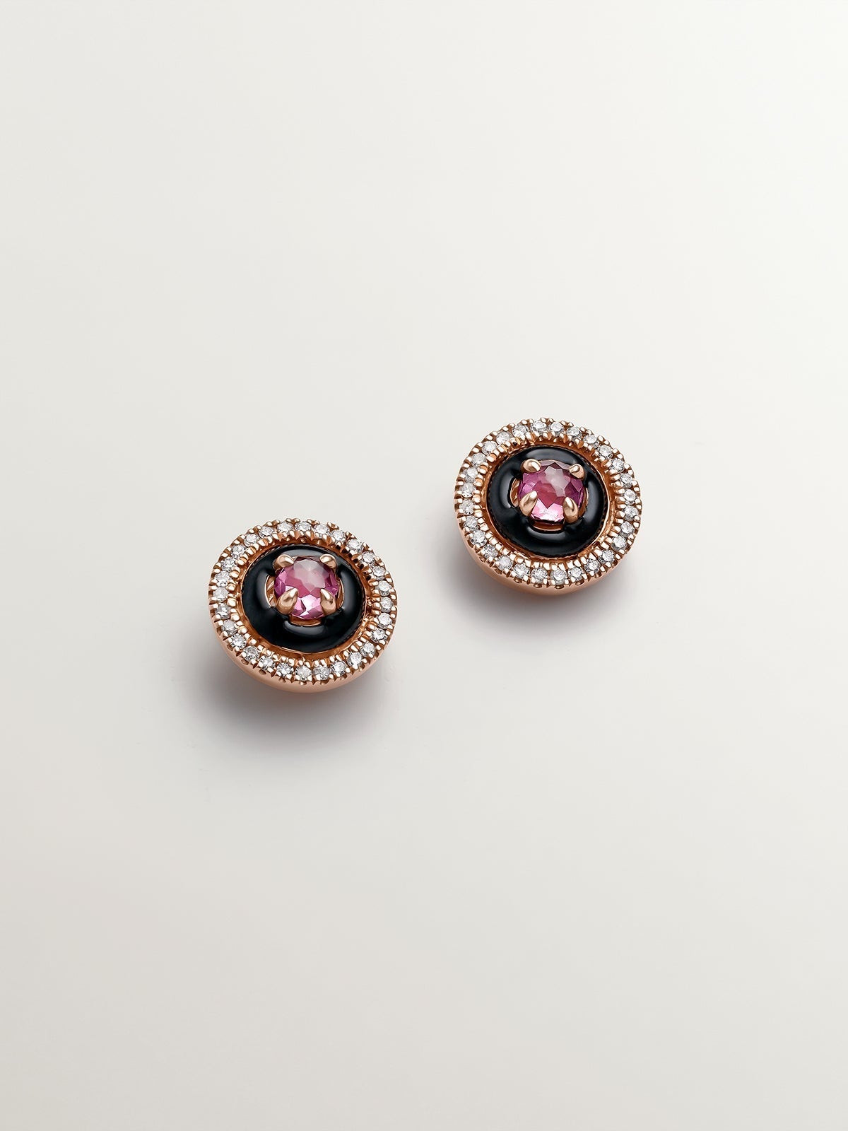 Pendientes de plata 925 bañada en oro rosa de 18K con diamantes, rodolitas rosas y esmalte negro
