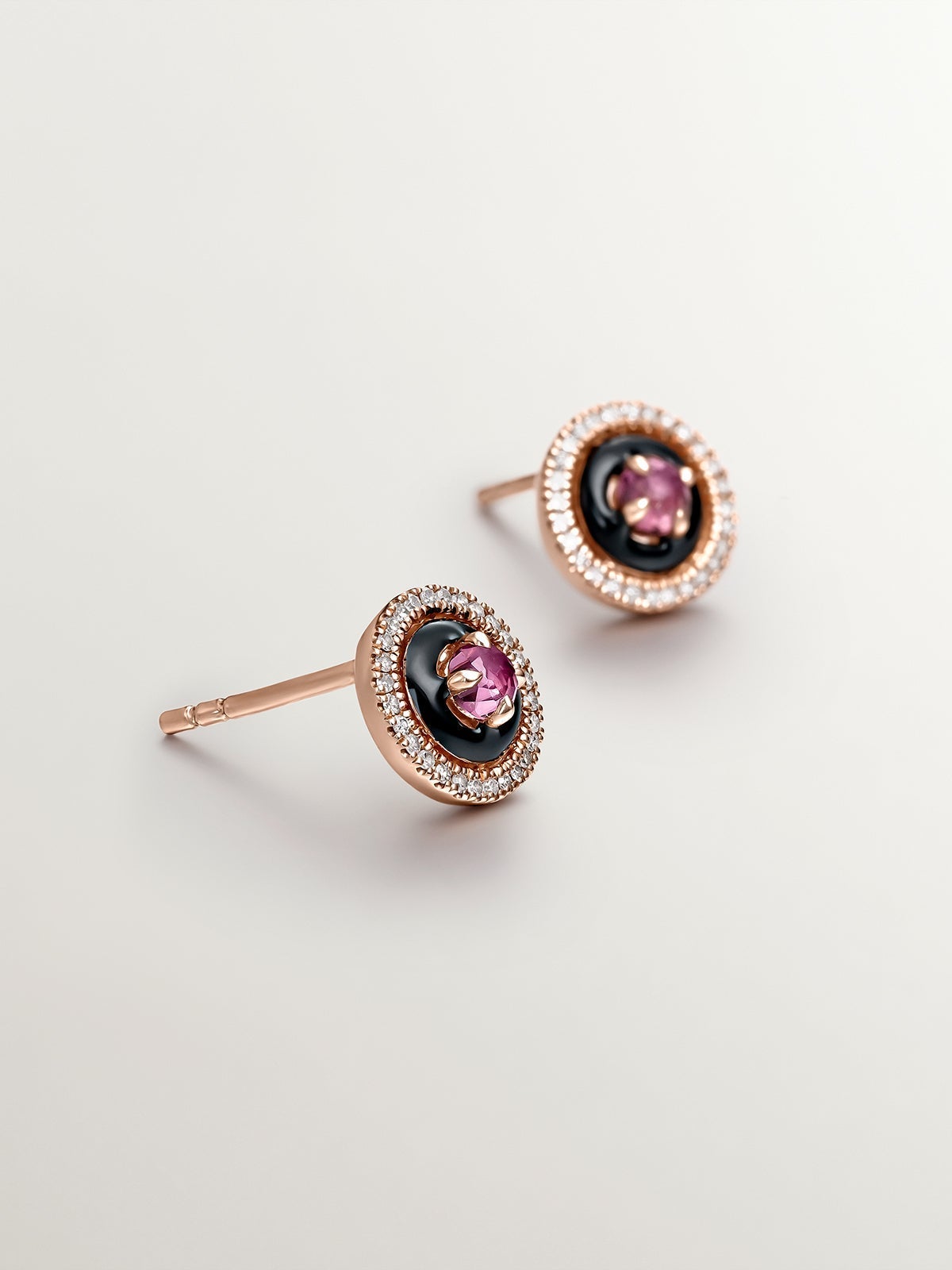 Pendientes de plata 925 bañada en oro rosa de 18K con diamantes, rodolitas rosas y esmalte negro