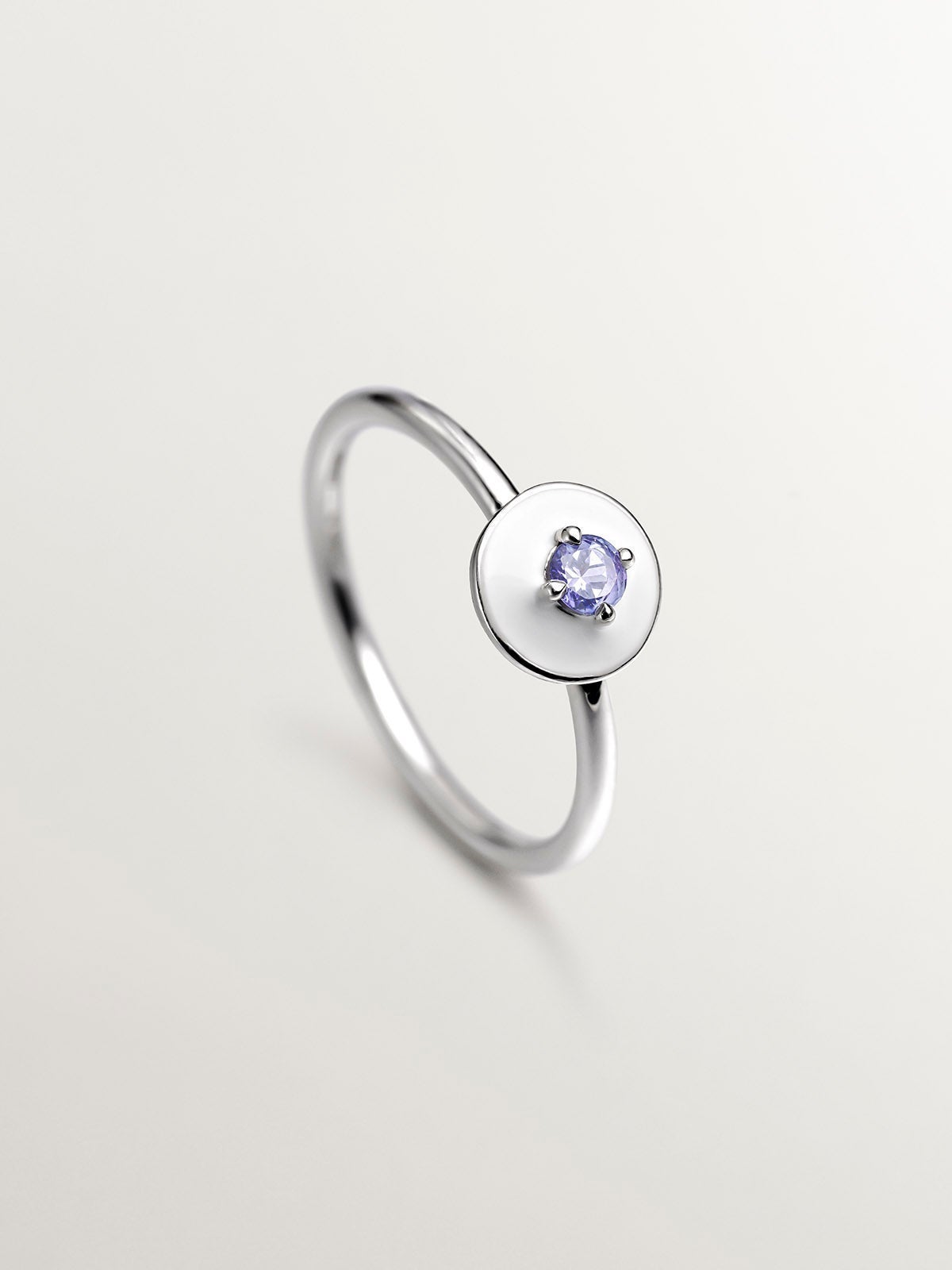 Anillo de plata 925 con tanzanita morada y esmalte blanco