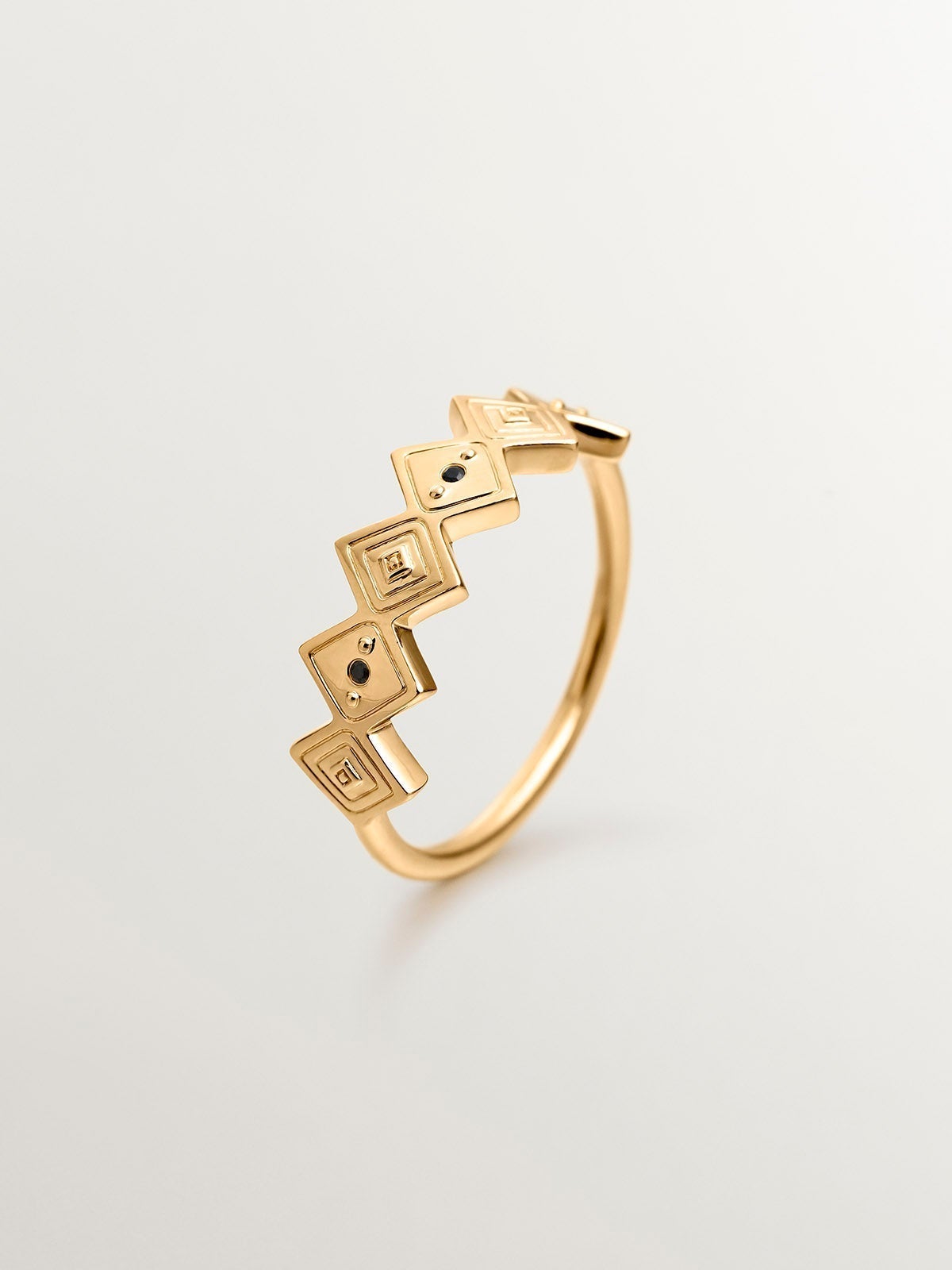 Anillo de plata 925 bañada en oro amarillo de 18K con espinelas negras