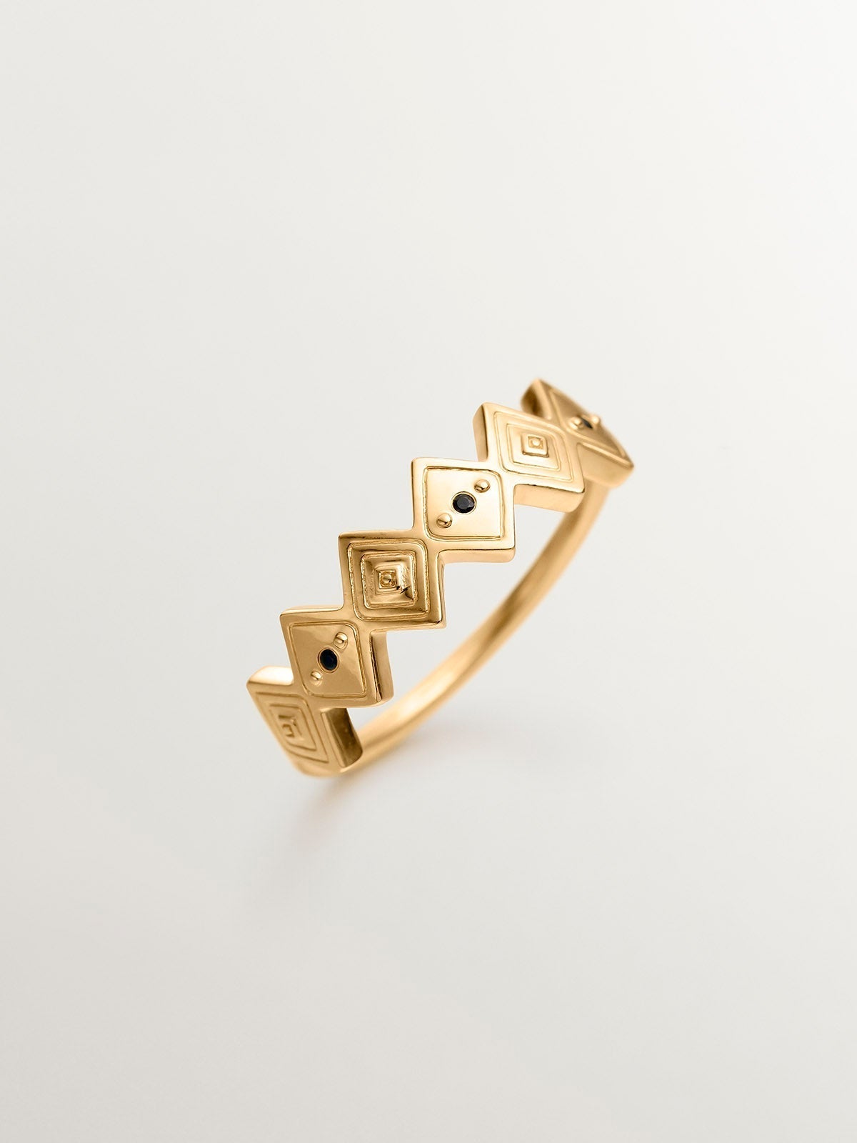 Anillo de plata 925 bañada en oro amarillo de 18K con espinelas negras