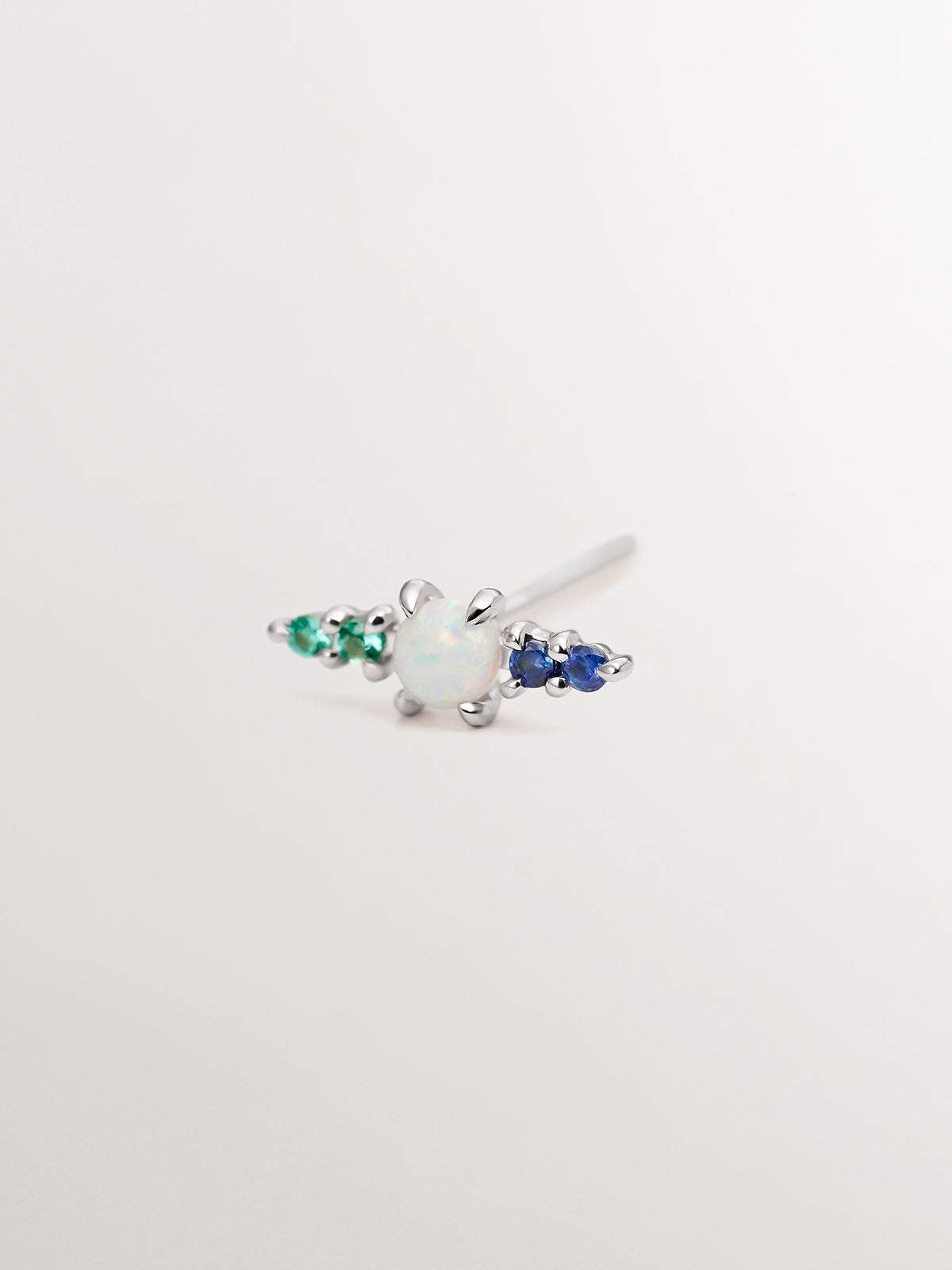 Pendiente individual de oro blanco de 18K con ópalo turquesa lab grown, zafiros azules y esmeraldas