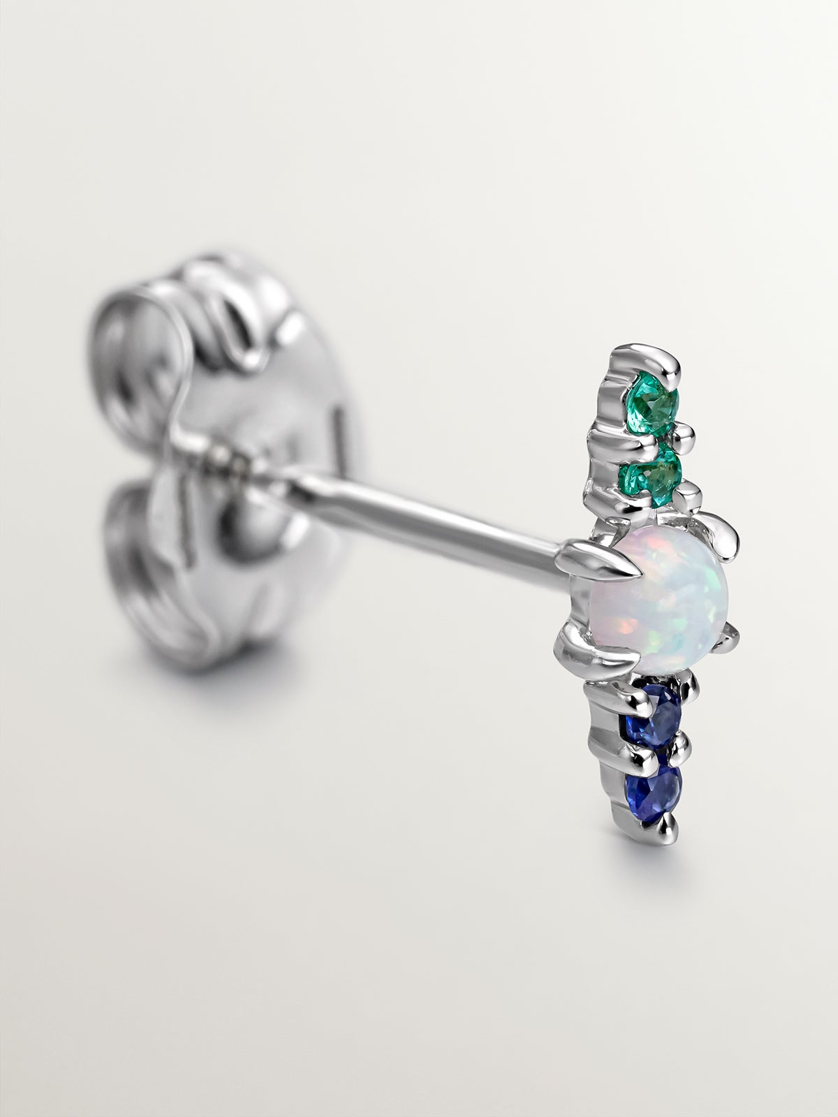 Pendiente individual de oro blanco de 18K con ópalo turquesa lab grown, zafiros azules y esmeraldas