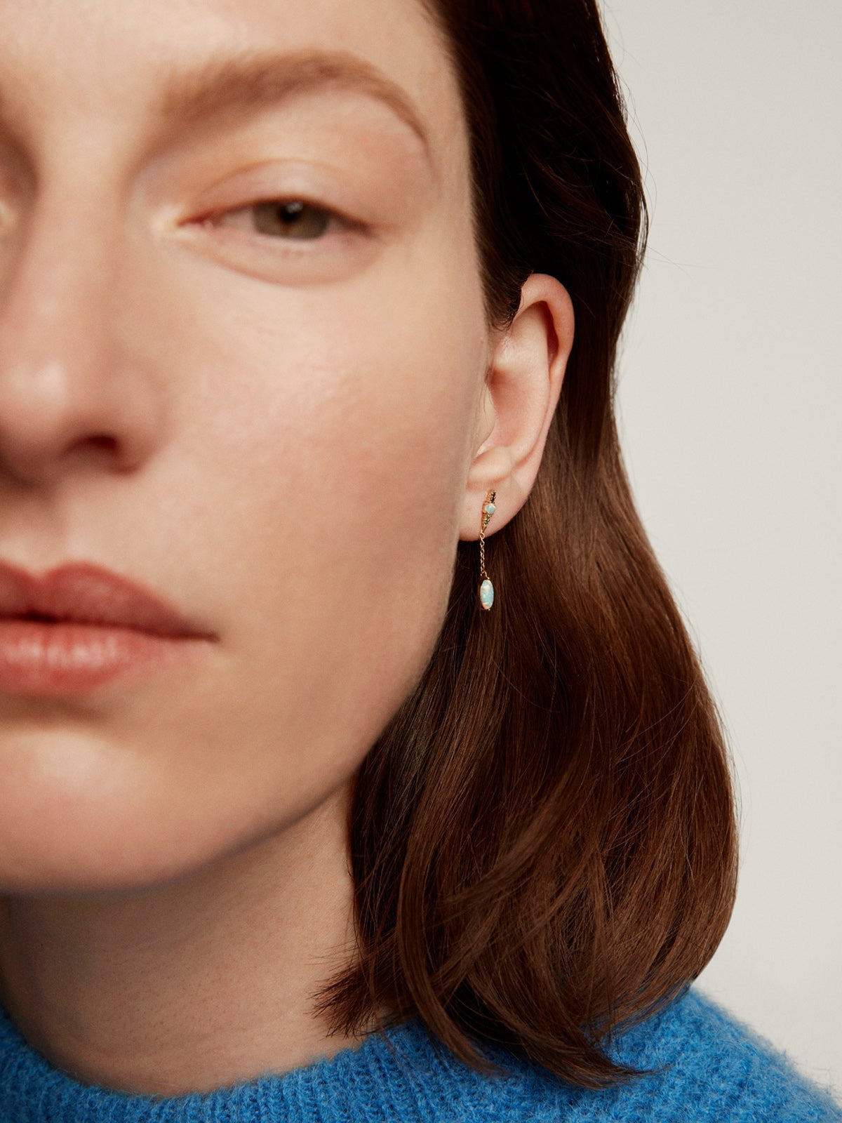 Pendiente individual de cadena de oro amarillo de 18K con ópalos lab grown, zafiros y esmeralda