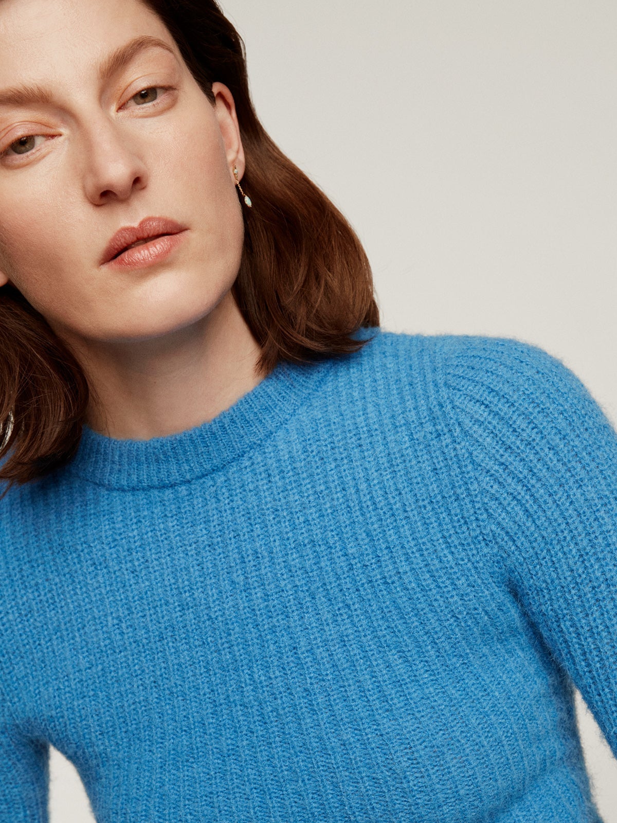 Pendiente individual de cadena de oro amarillo de 18K con ópalos lab grown, zafiros y esmeralda