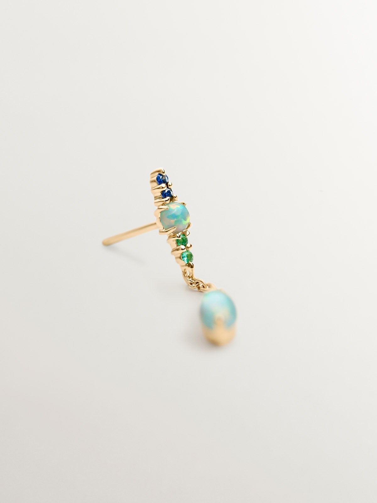 Pendiente individual de cadena de oro amarillo de 18K con ópalos lab grown, zafiros y esmeralda
