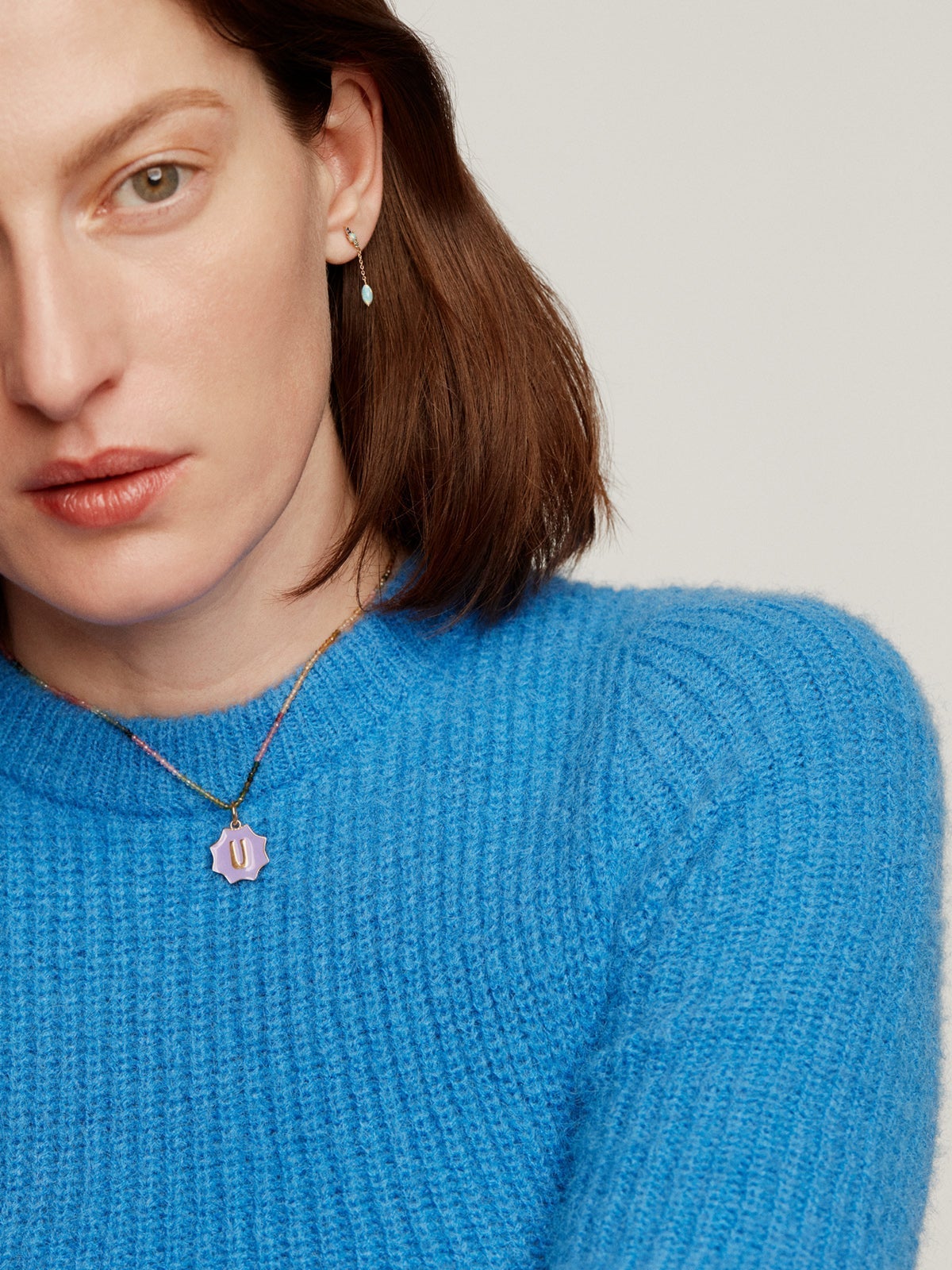 Pendiente individual de cadena de oro amarillo de 18K con ópalos lab grown, zafiros y esmeralda