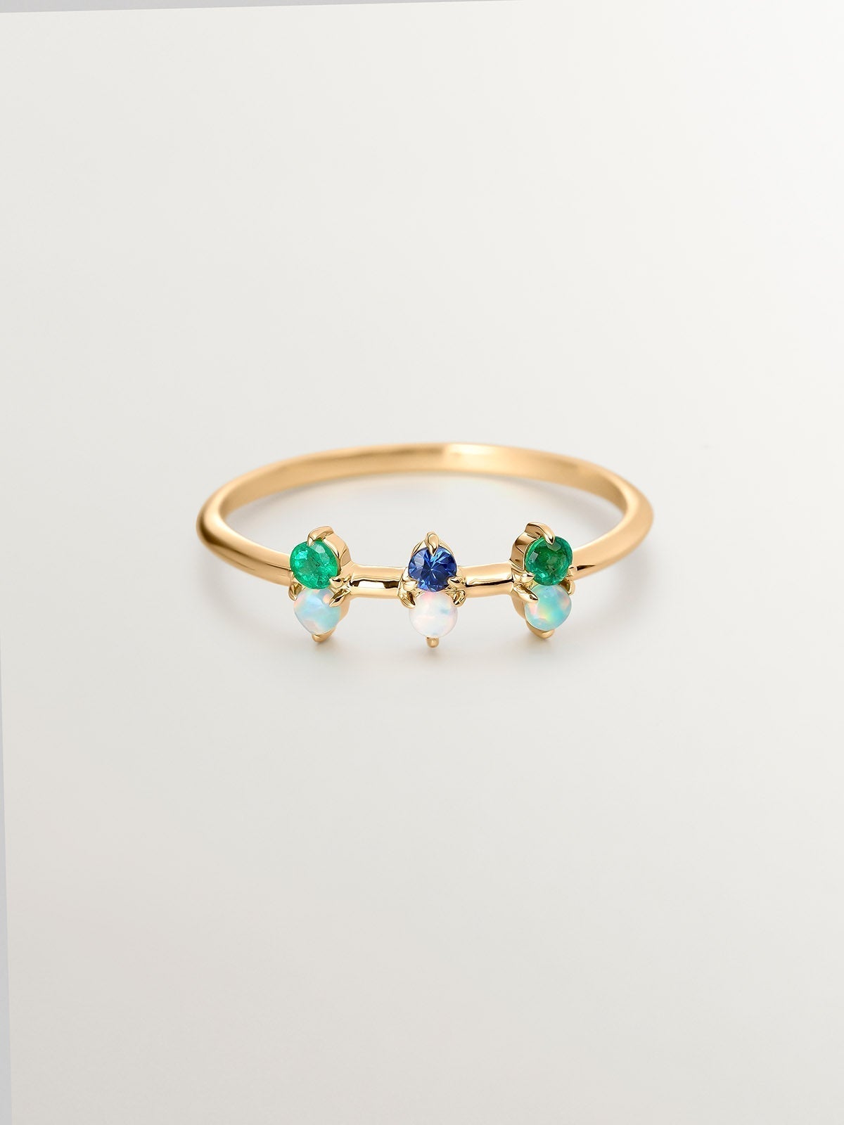 Anillo de oro amarillo de 18K con ópalo azul y diamantes blancos