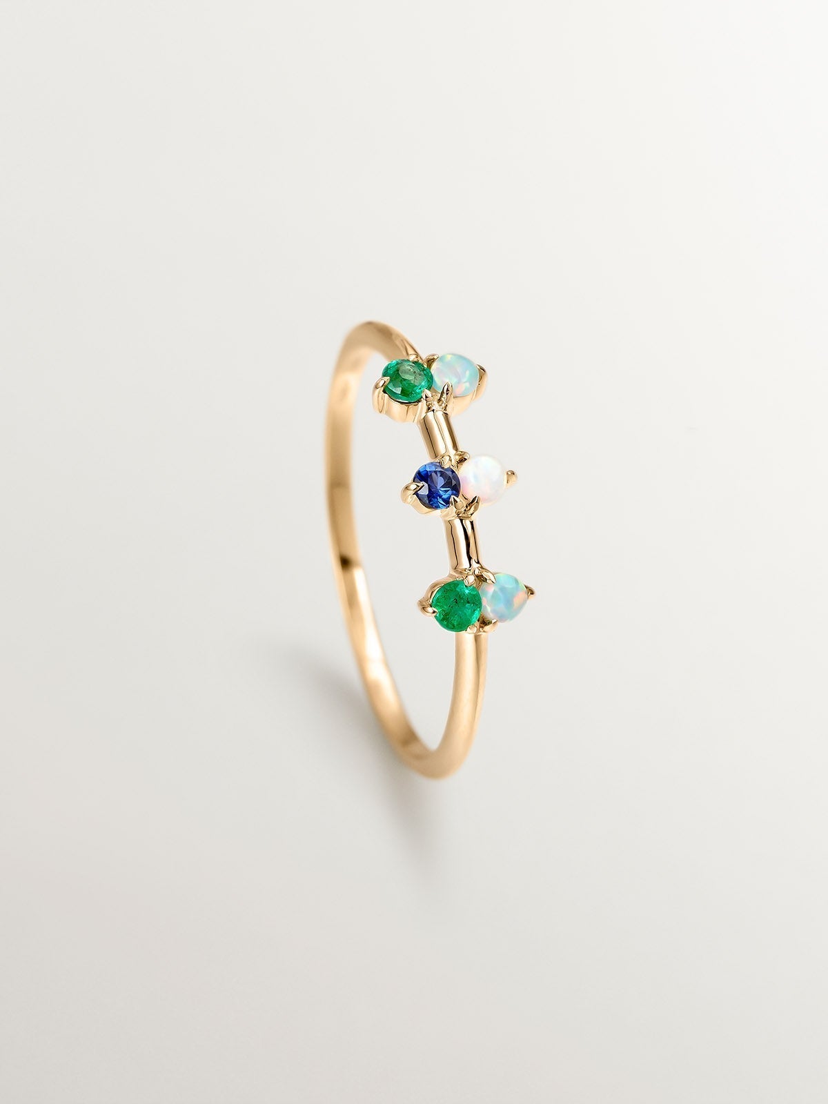Anillo de oro amarillo de 18K con ópalo azul y diamantes blancos