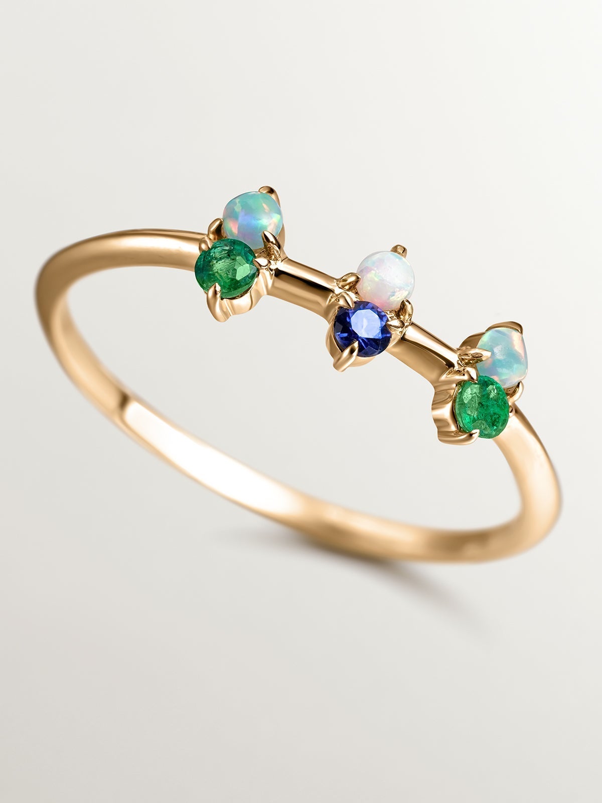Anillo de oro amarillo de 18K con ópalo azul y diamantes blancos