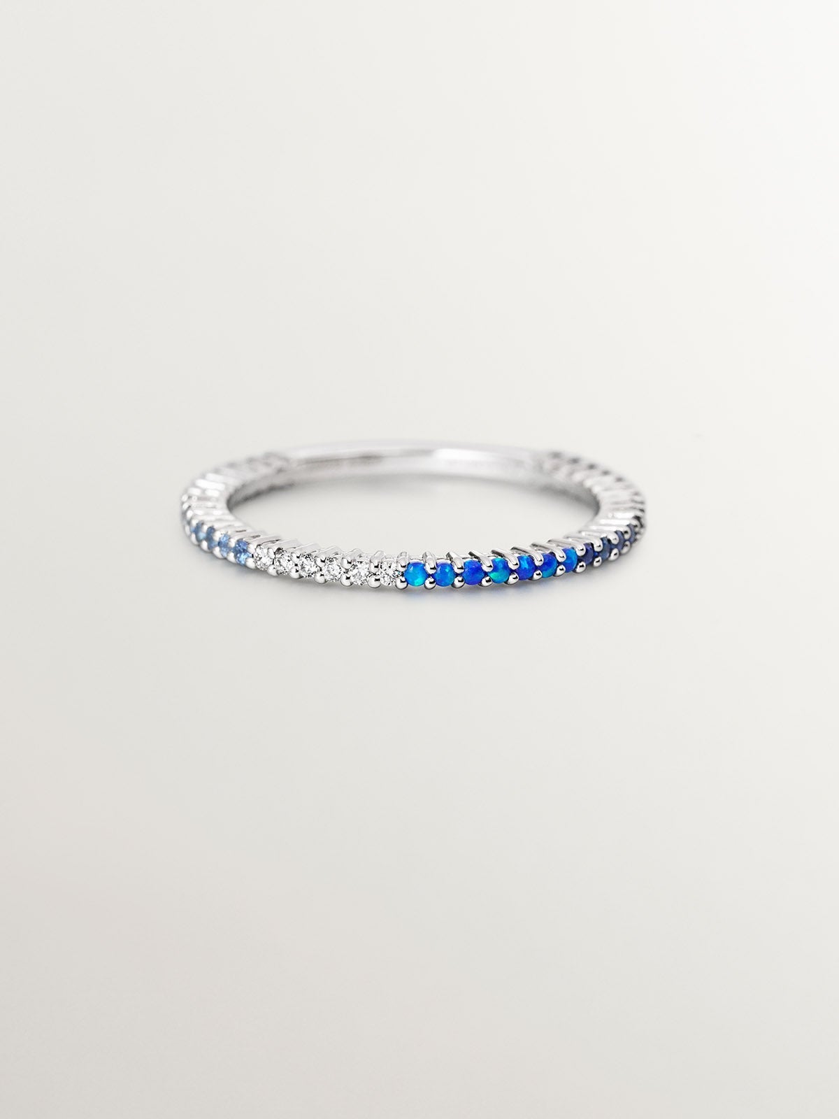 Anillo de oro blanco de 18K con ópalos azules lab grown, diamantes blancos y zafiros azules