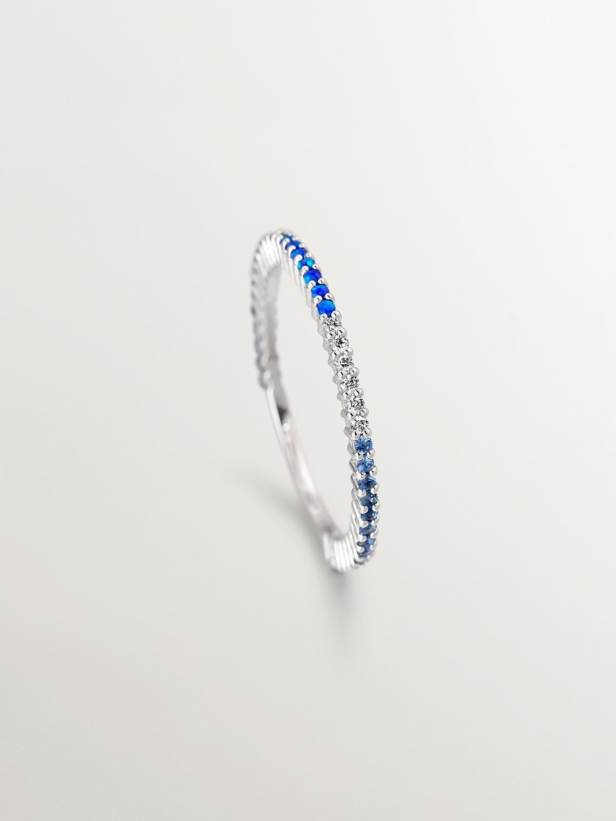 Anillo de oro blanco de 18K con ópalos azules lab grown, diamantes blancos y zafiros azules