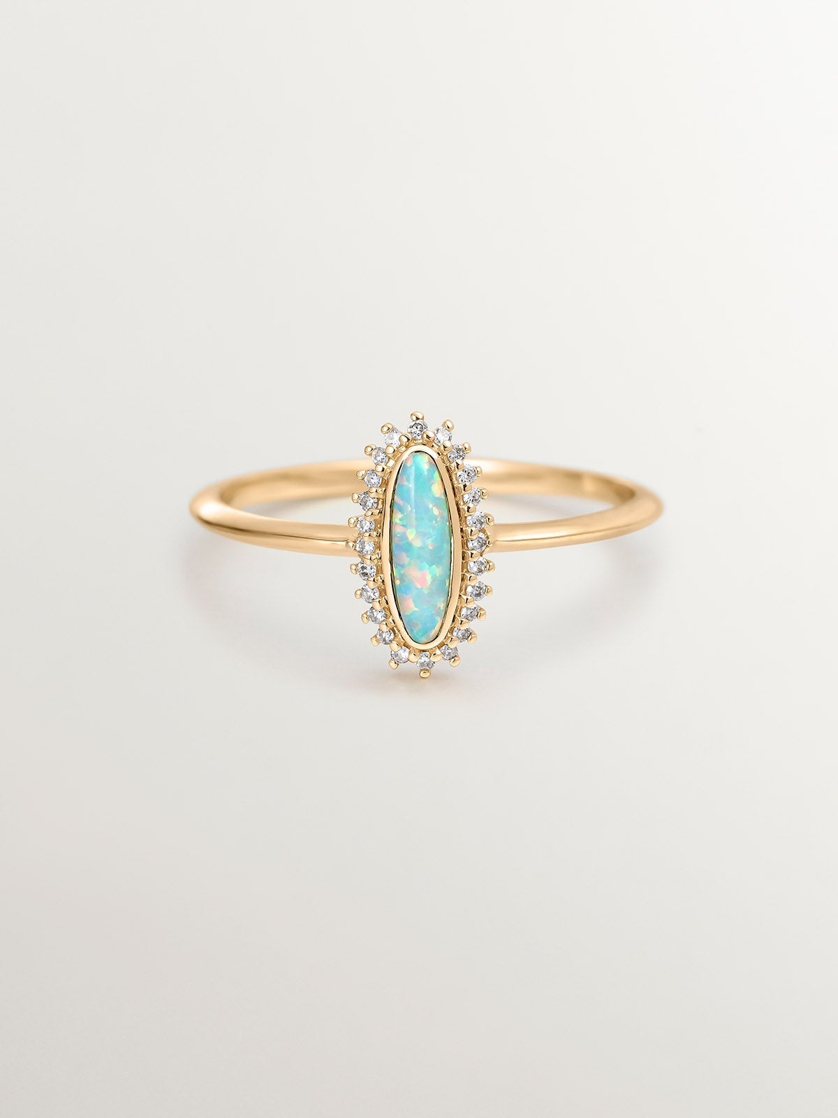 Anillo de oro amarillo de 18K con ópalo turquesa y diamantes blancos