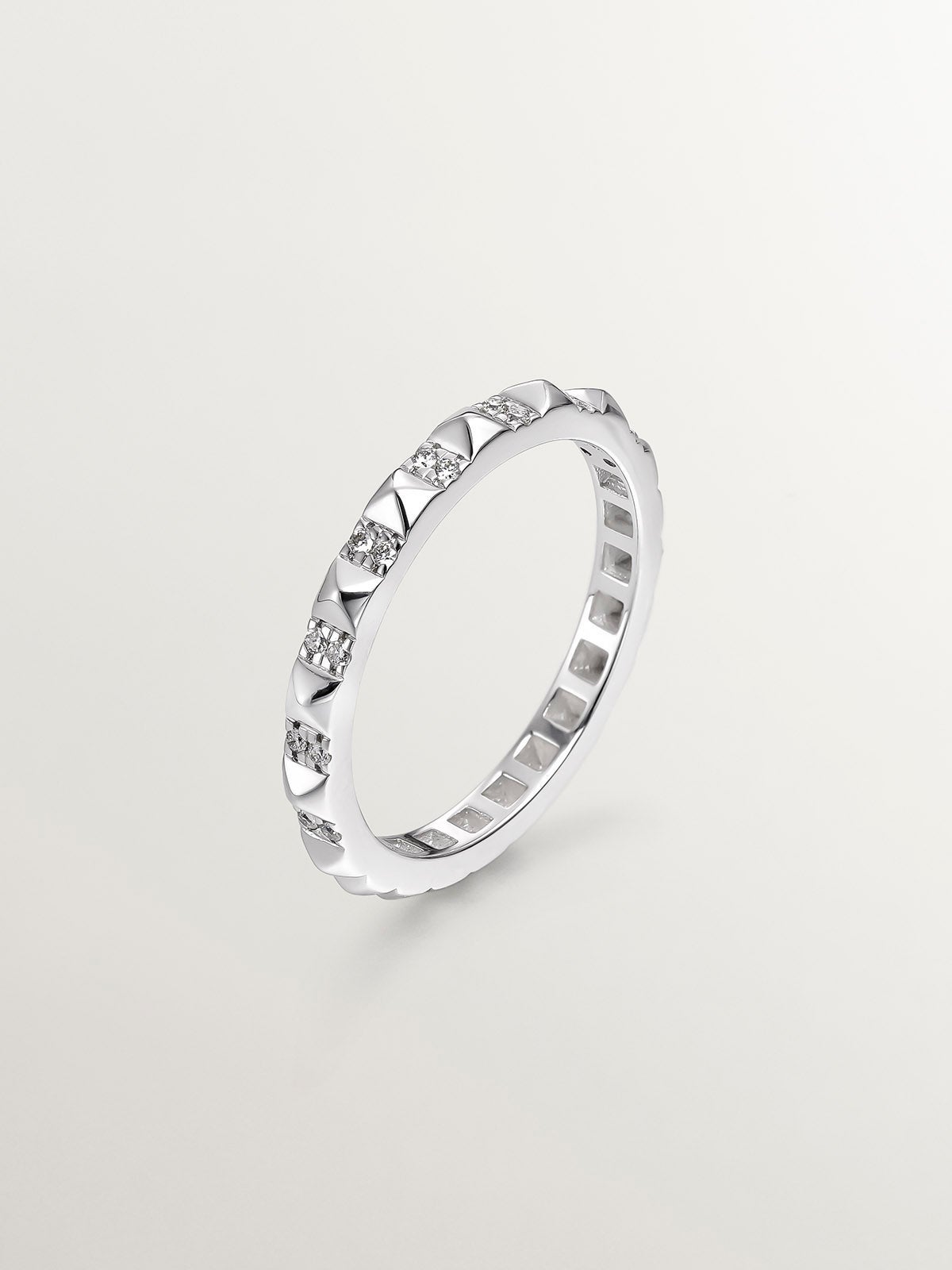 Anillo de oro blanco de 18K con diamantes blancos y tachuelas