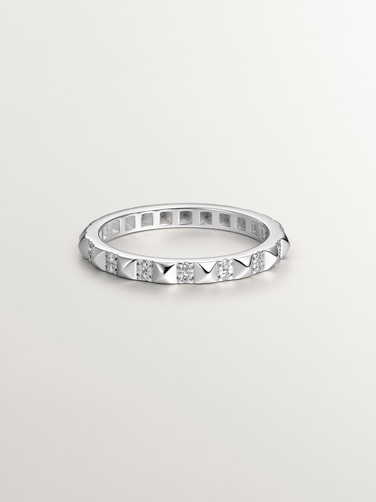 Anillo de oro blanco de 18K con diamantes blancos y tachuelas