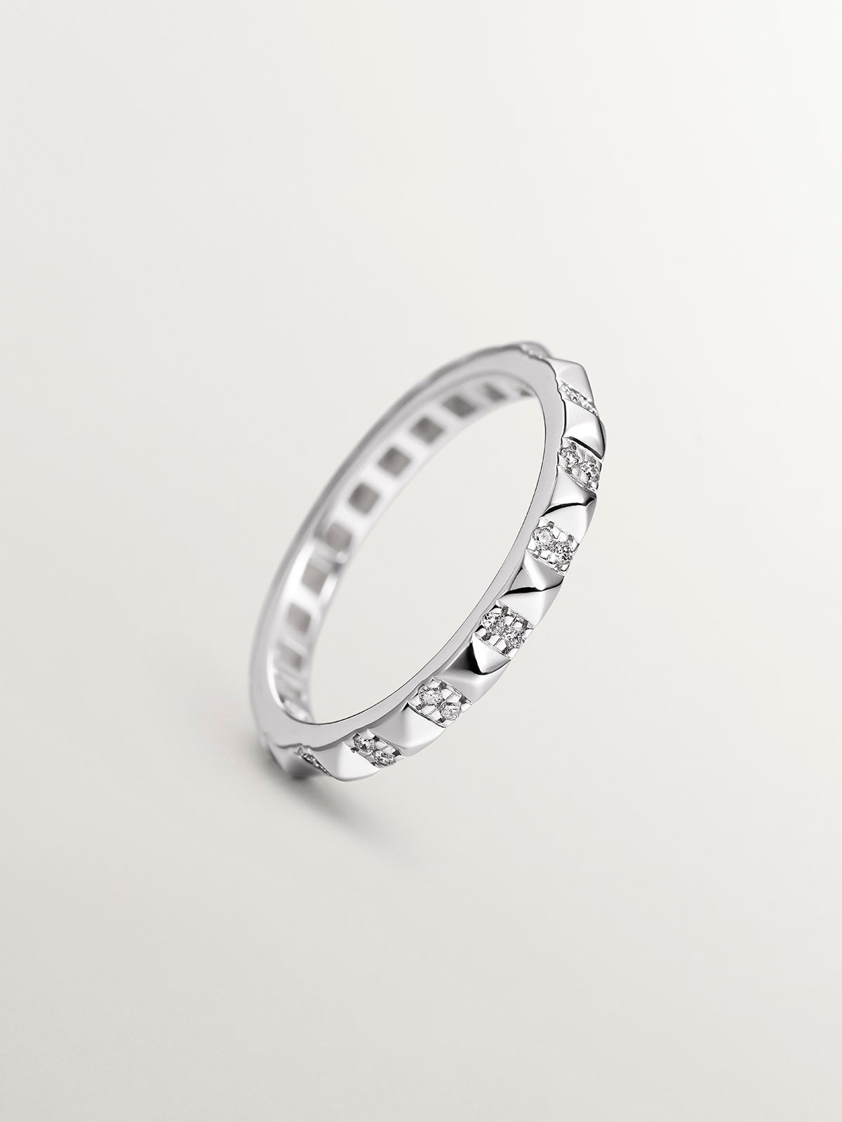 Anillo de oro blanco de 18K con diamantes blancos y tachuelas