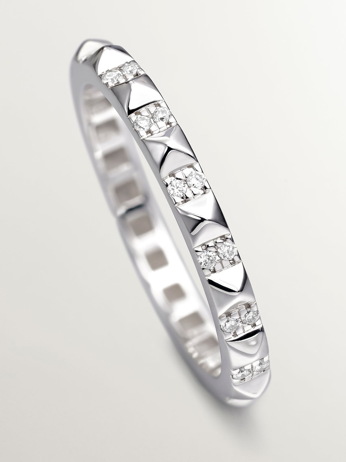 Anillo de oro blanco de 18K con diamantes blancos y tachuelas