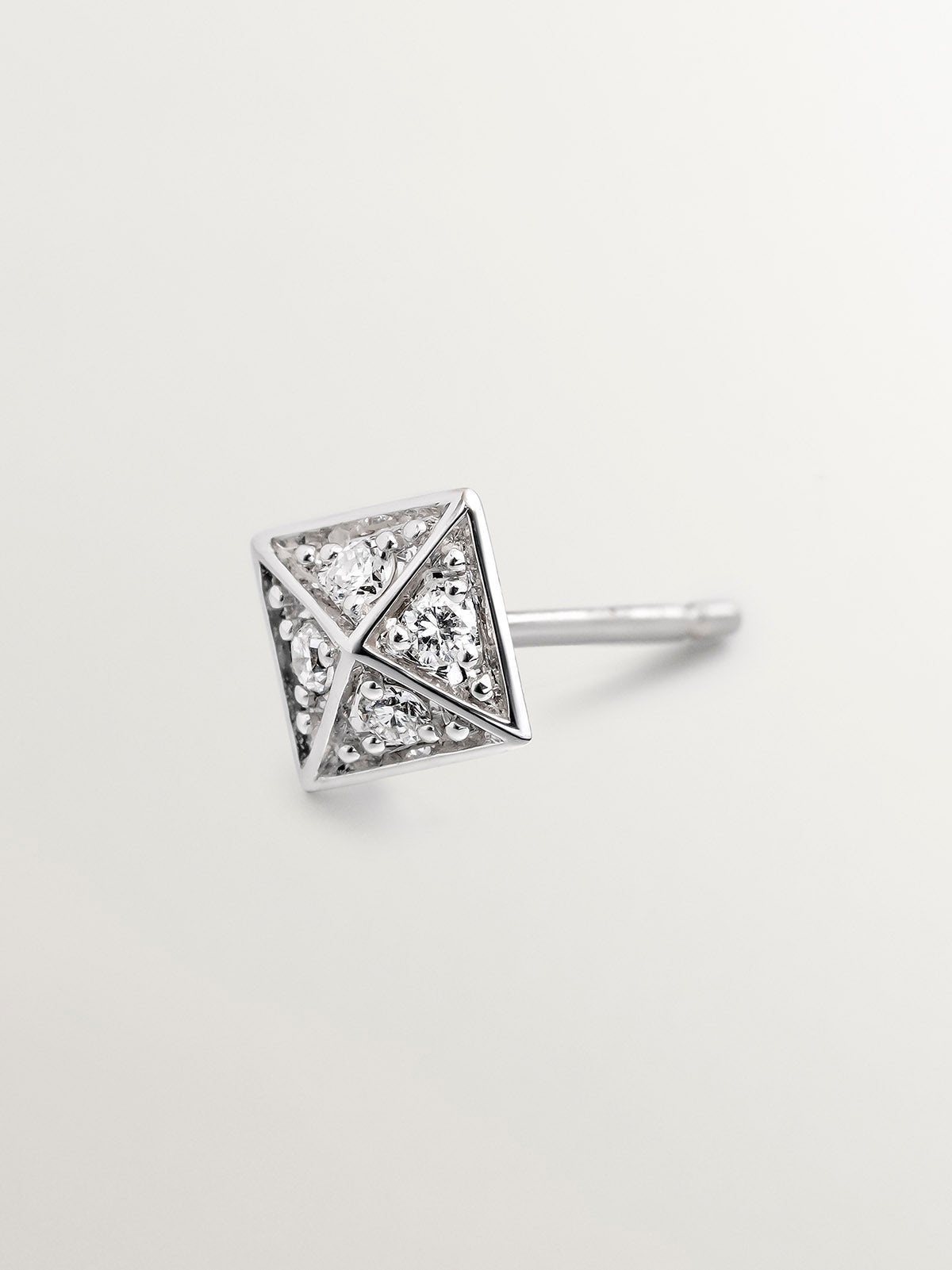 Pendiente individual cuadrado de oro blanco de 18K con diamantes