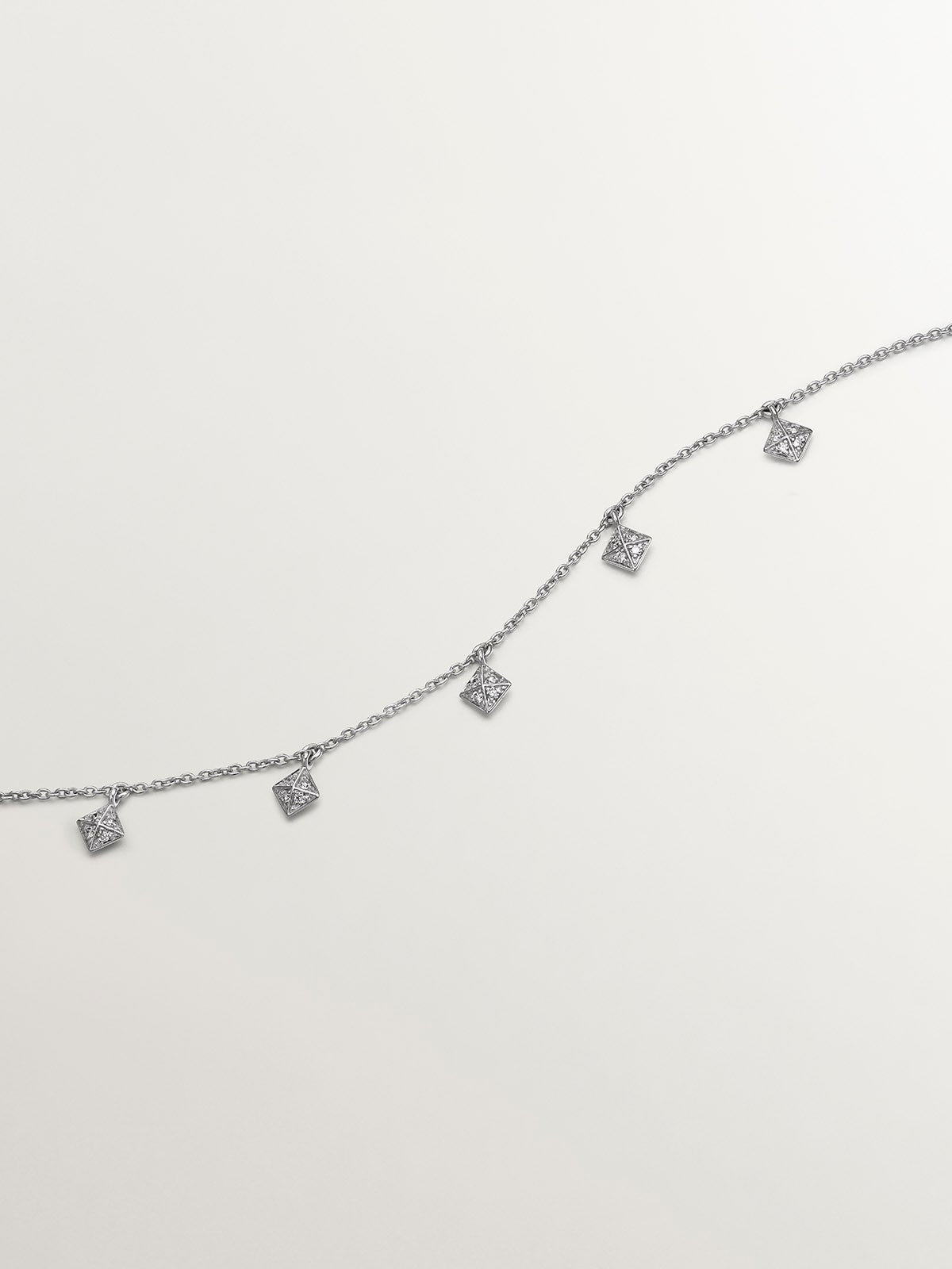 Collar de oro blanco de 18K con formas geométricas y diamantes