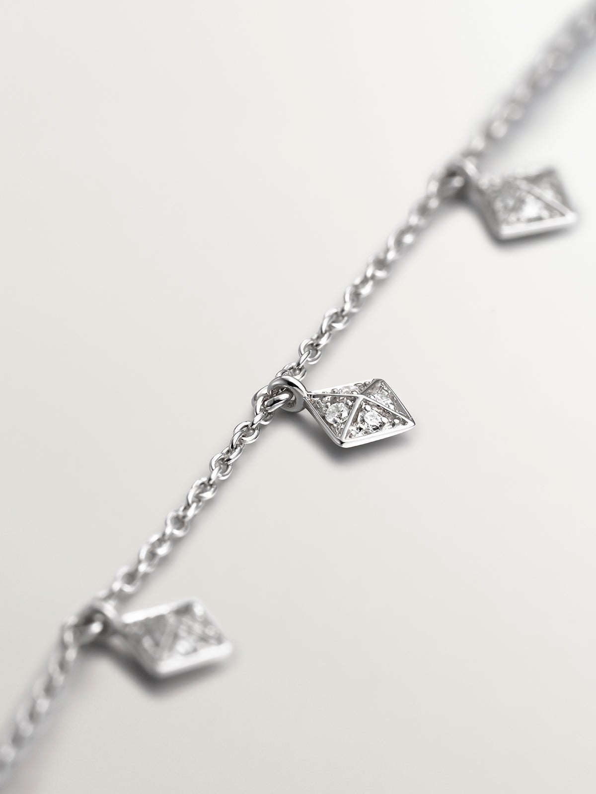 Collar de oro blanco de 18K con formas geométricas y diamantes
