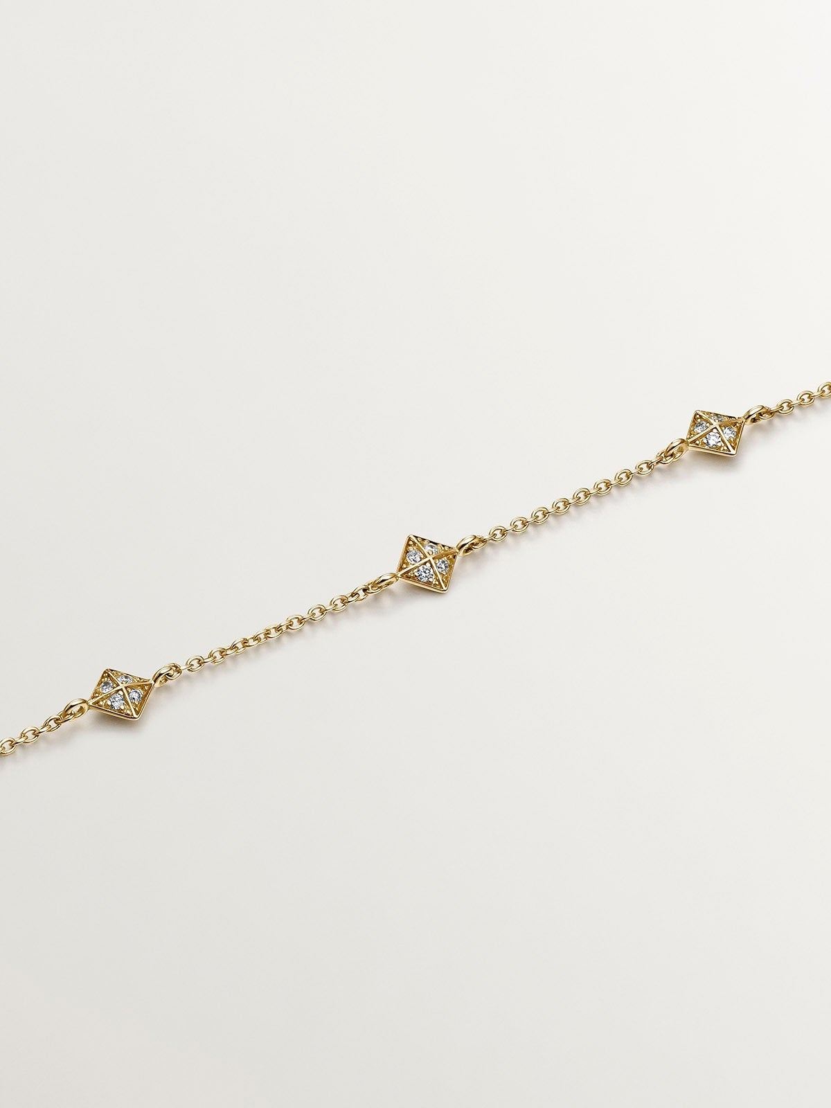 Pulsera de oro amarillo de 18K con formas geométricas y diamantes