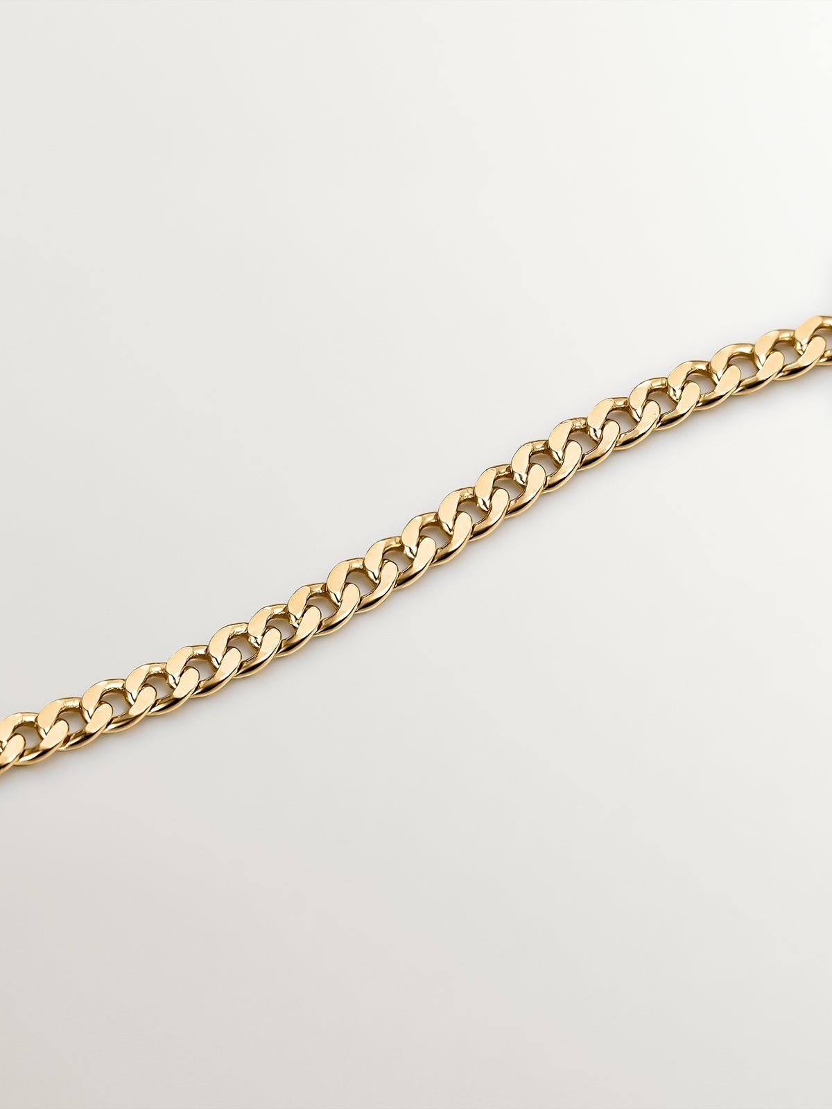 Collar de plata 925 bañada en oro amarillo de 18K de eslabones rolo con cierre frontal geométrico