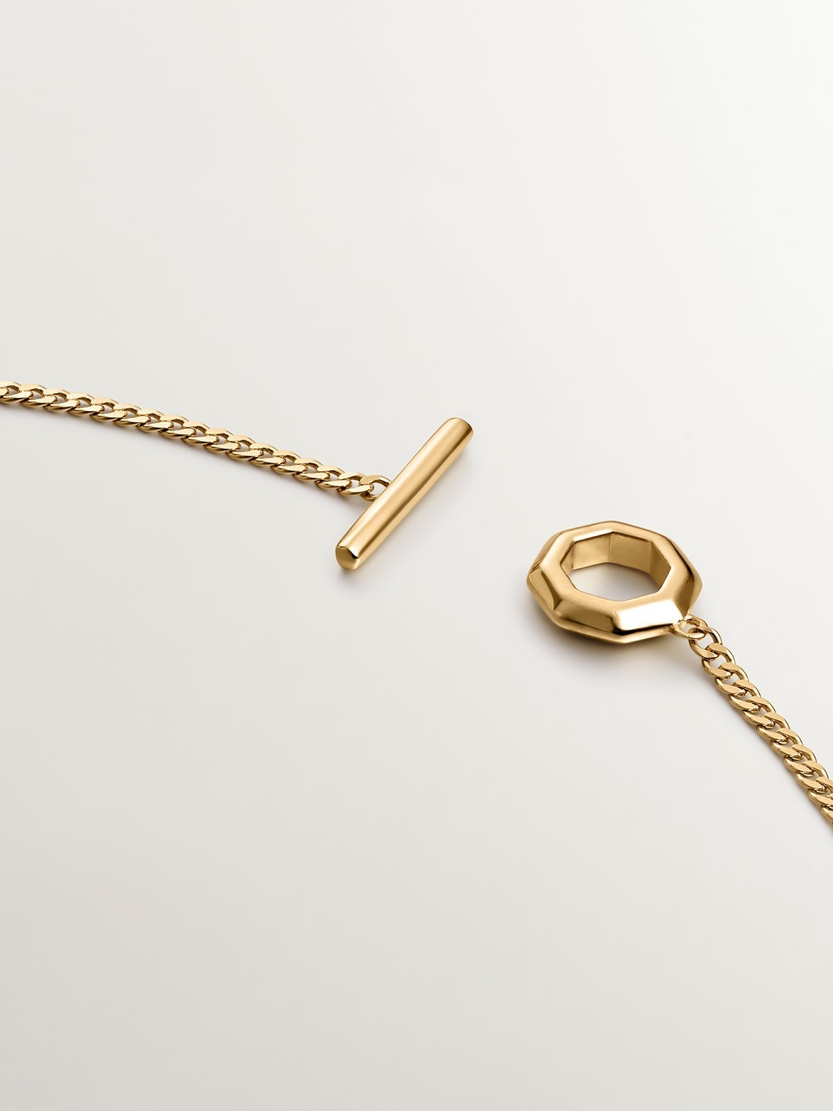 Collar de plata 925 bañada en oro amarillo de 18K de eslabones rolo con cierre frontal geométrico