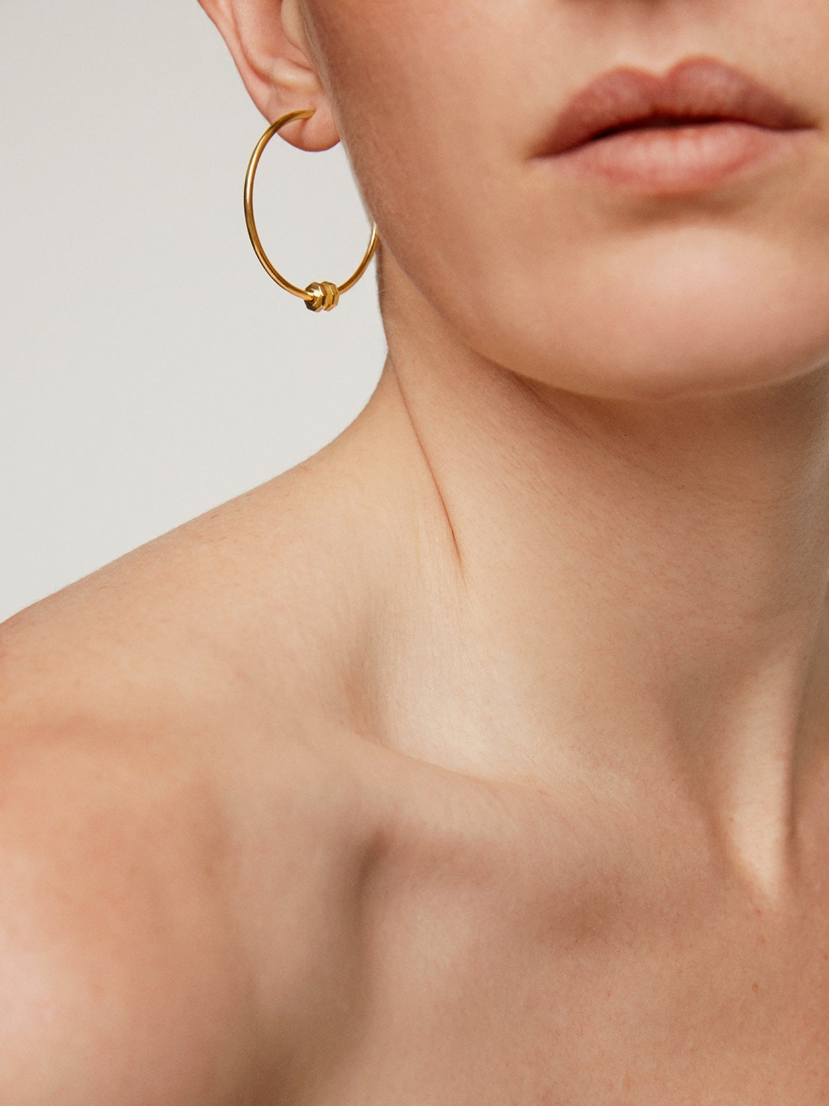 Pendientes de aro de plata 925 bañada en oro amarillo de 18K con motivo geométrico